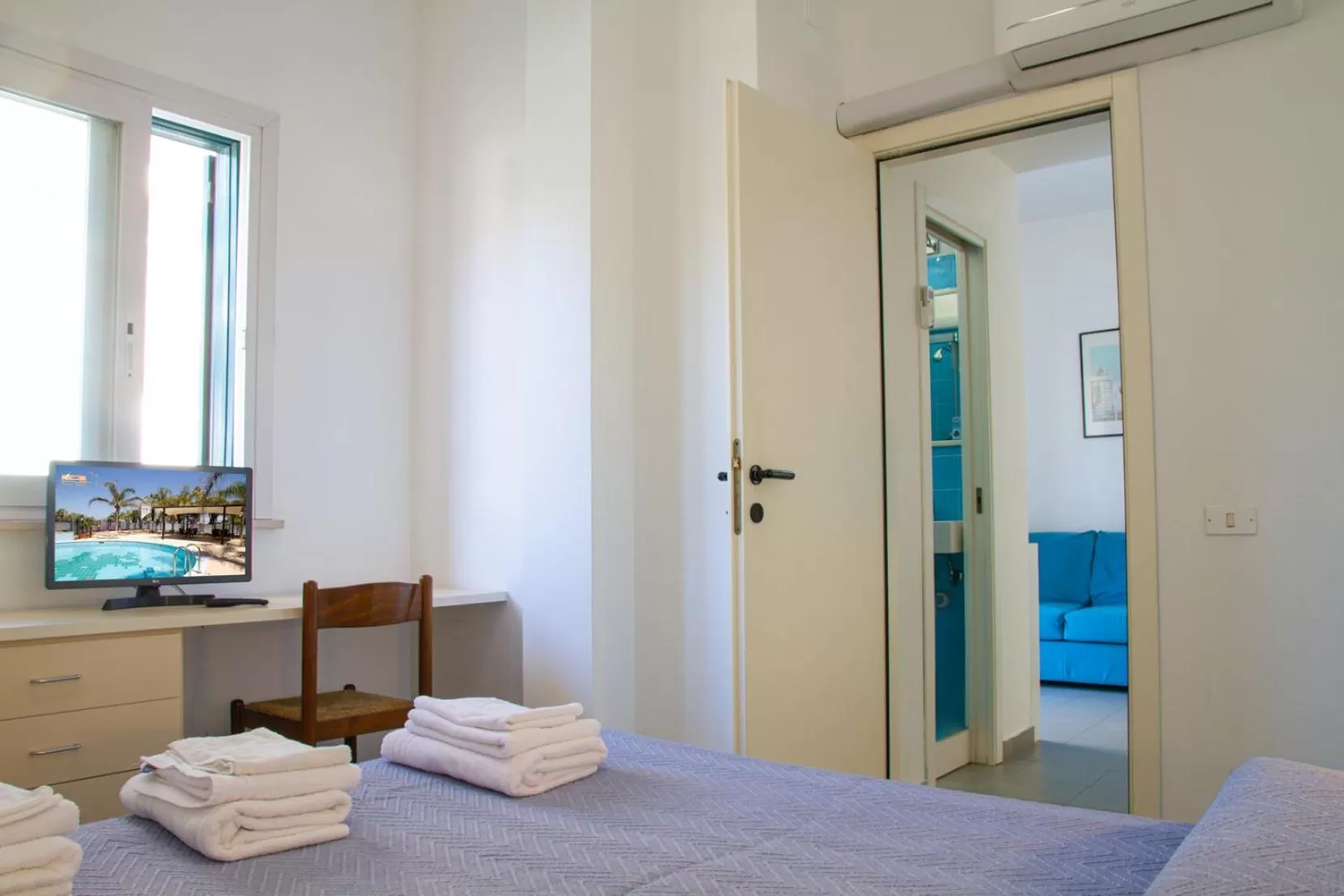 Photo of the whole room, Bed in Residence Playa