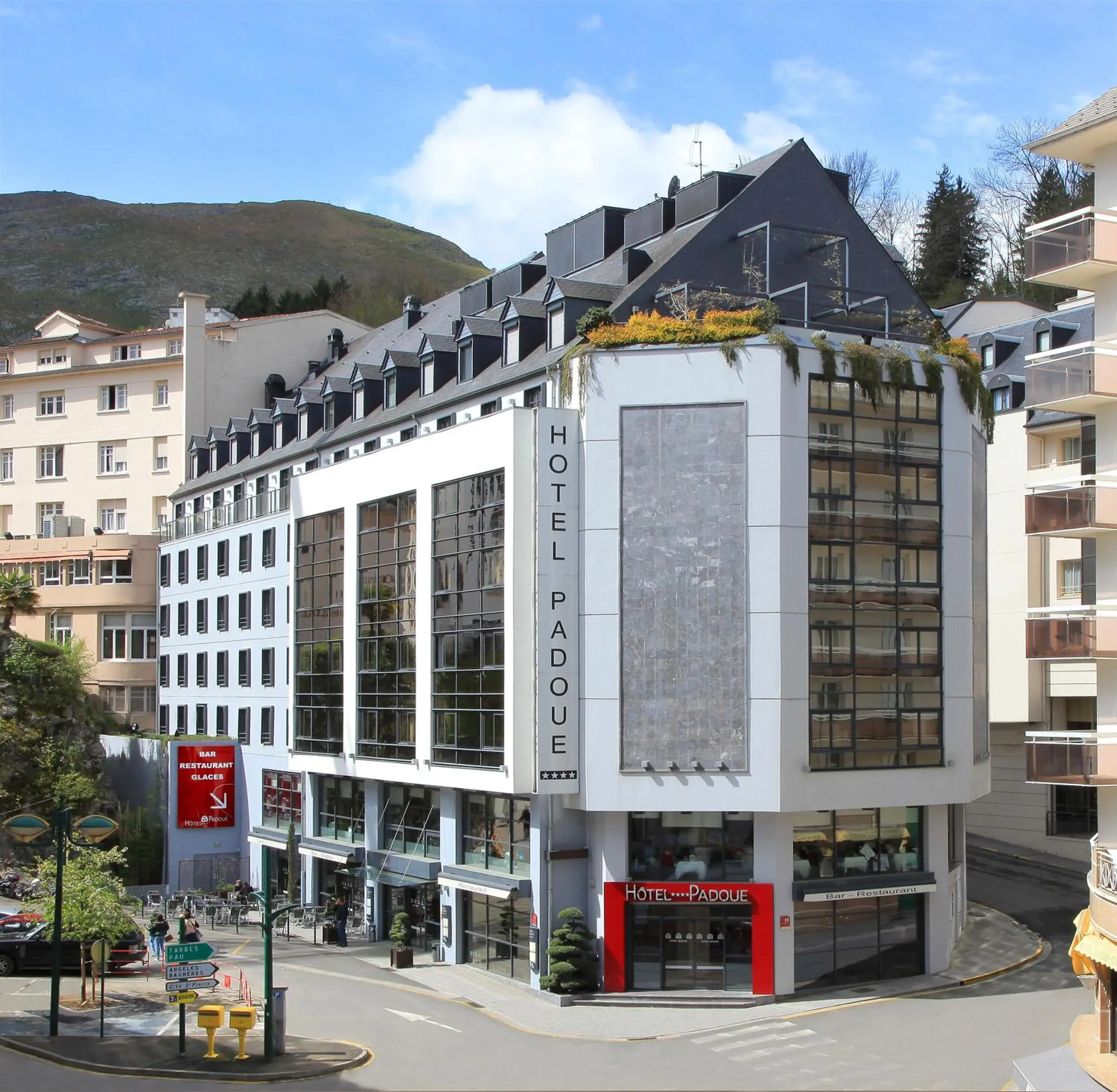 Facade/entrance in Hotel Padoue