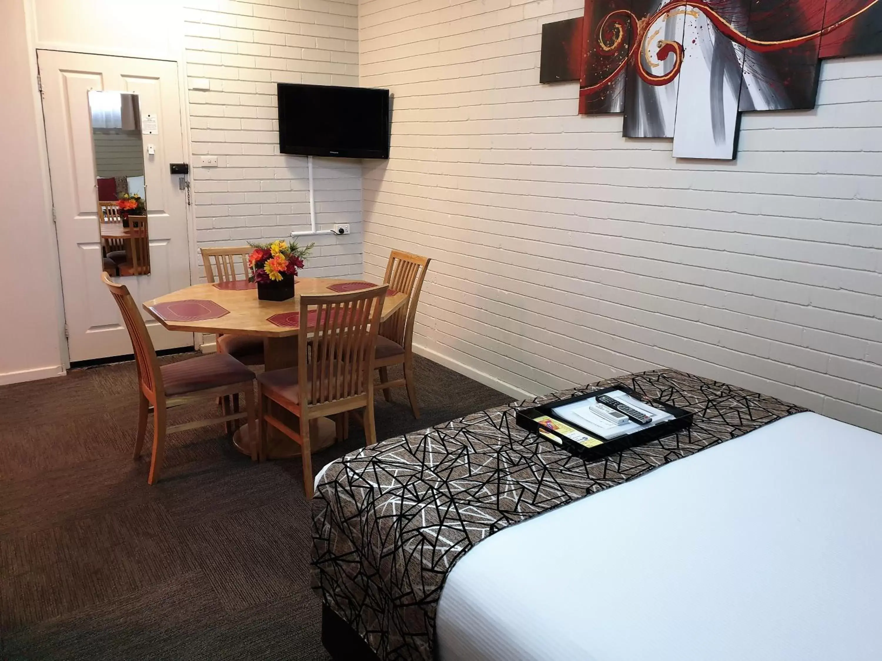 Bedroom, TV/Entertainment Center in Best Western Endeavour Motel