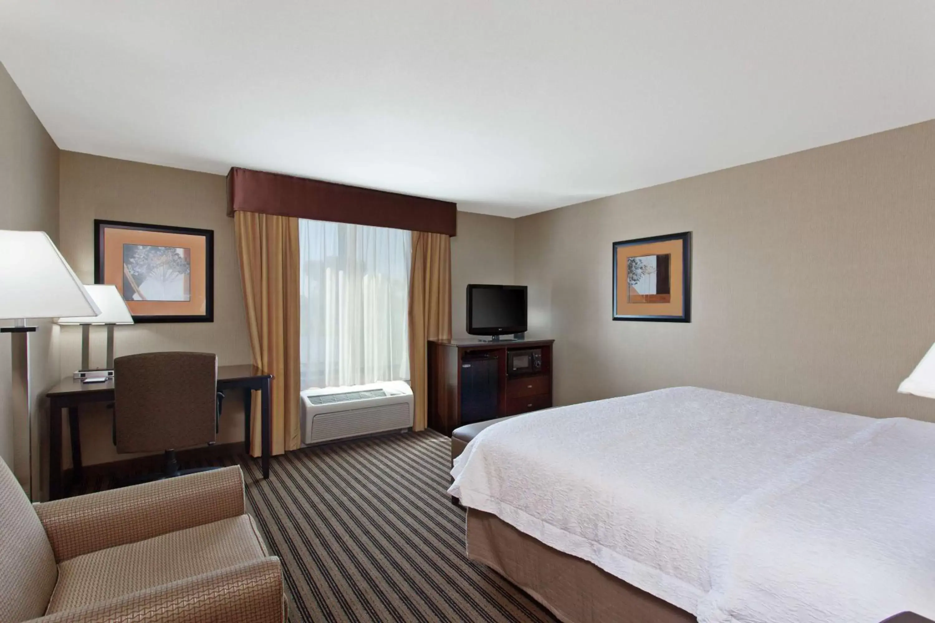 Bedroom, Bed in Hampton Inn & Suites Fresno - Northwest