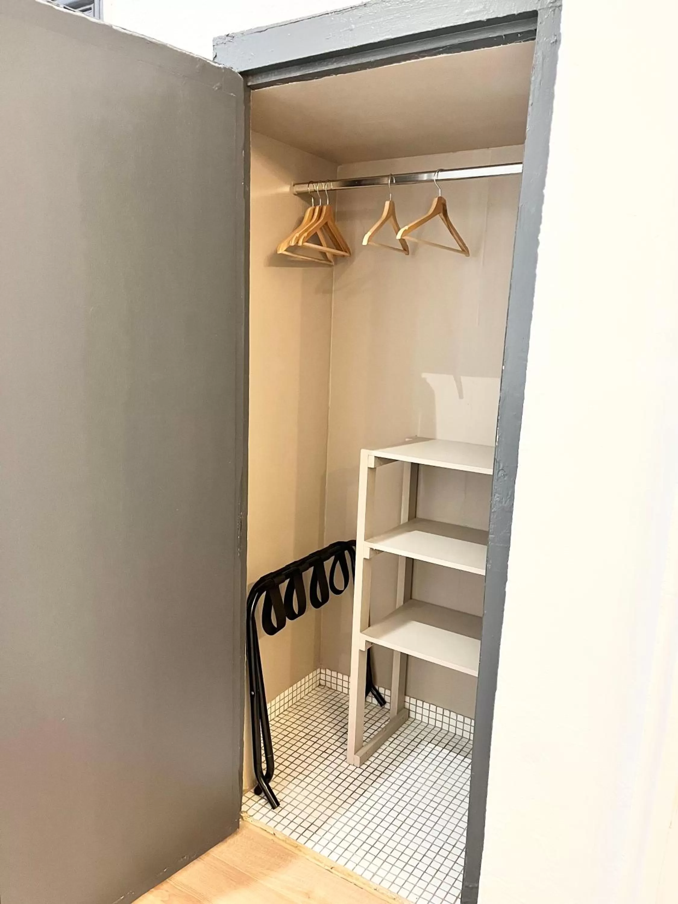 wardrobe in SalutBB Chambre d'hote