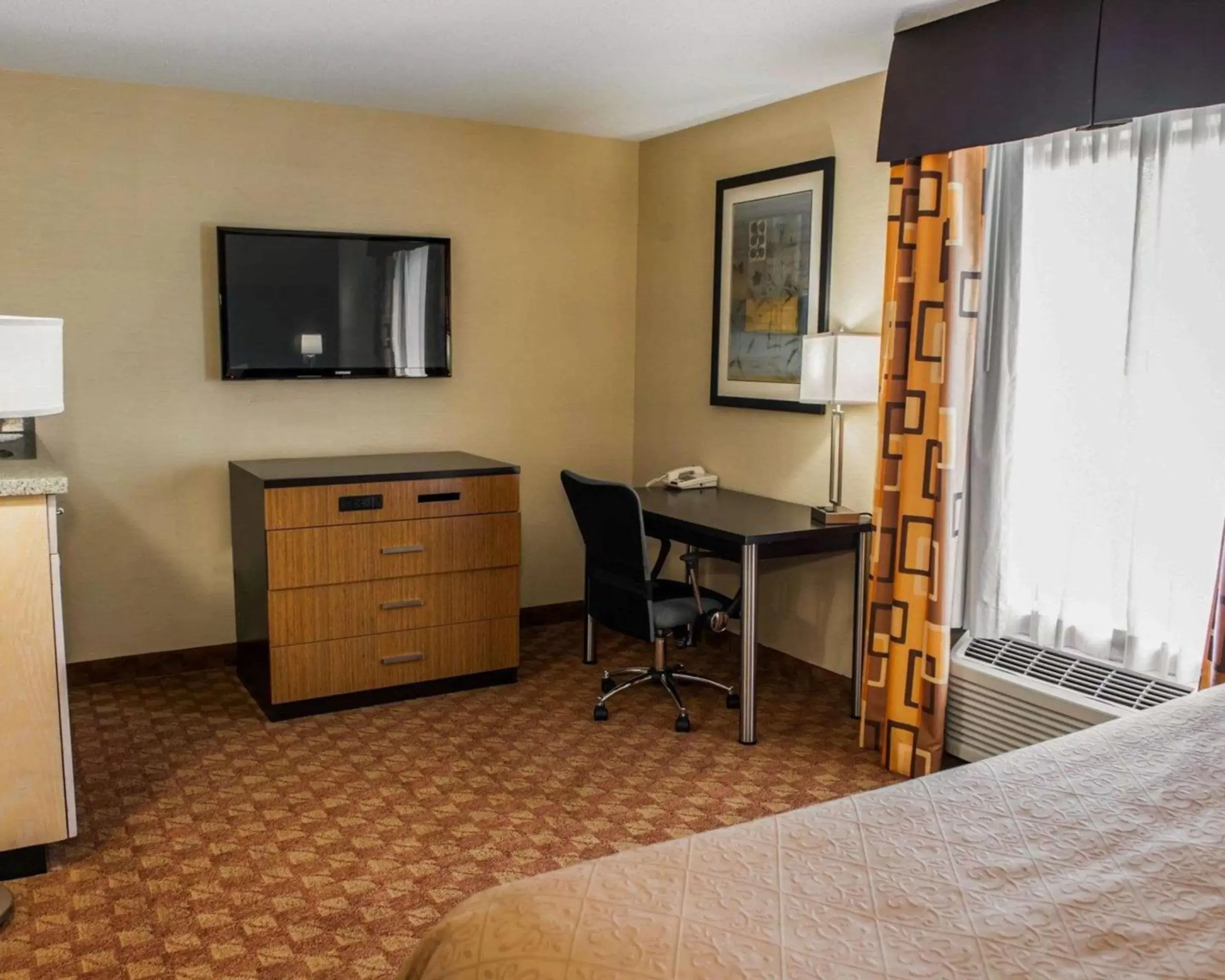 Photo of the whole room, TV/Entertainment Center in Quality Inn Franklin I-65