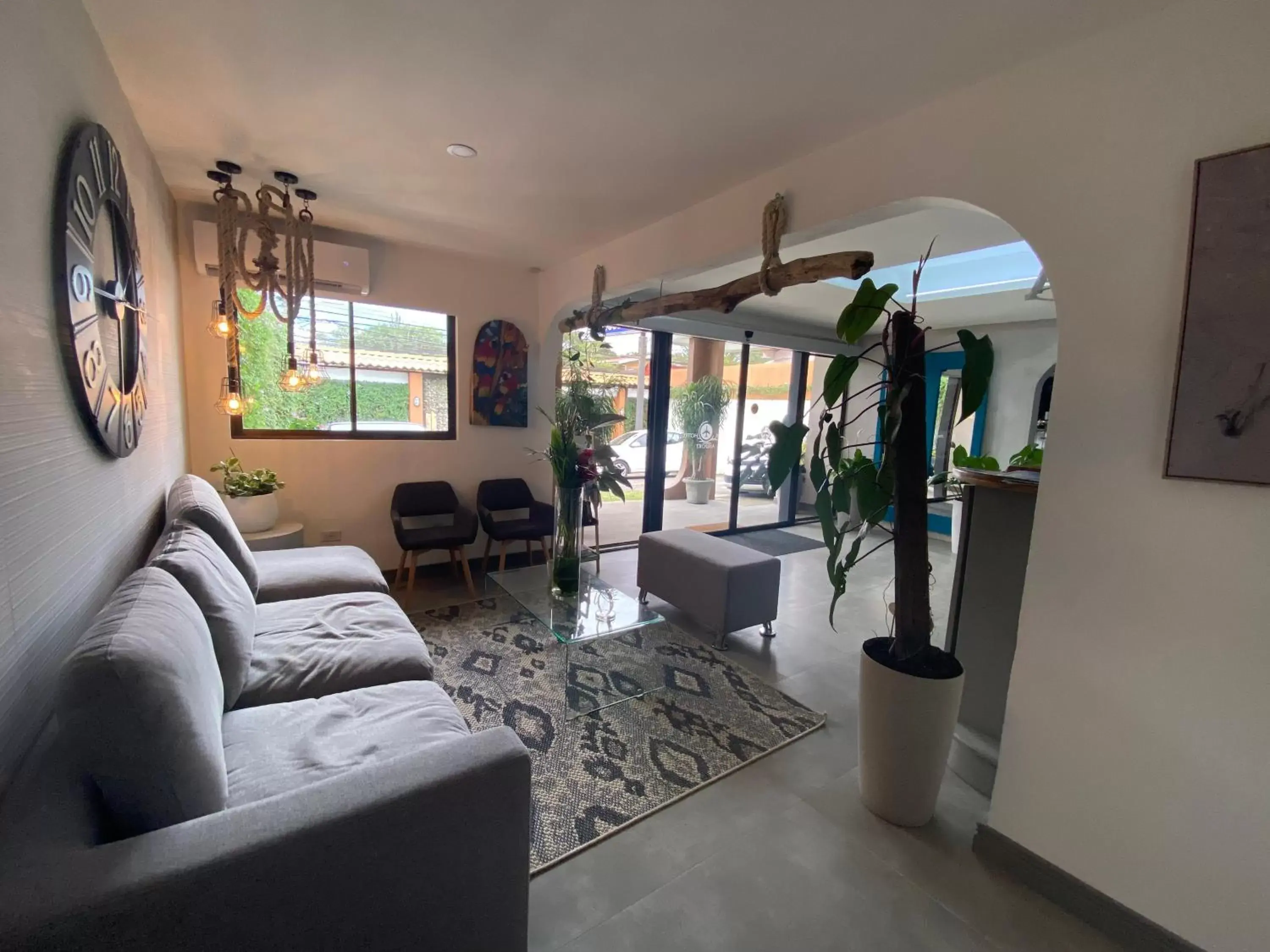 Living room, Seating Area in Berlor Airport Inn