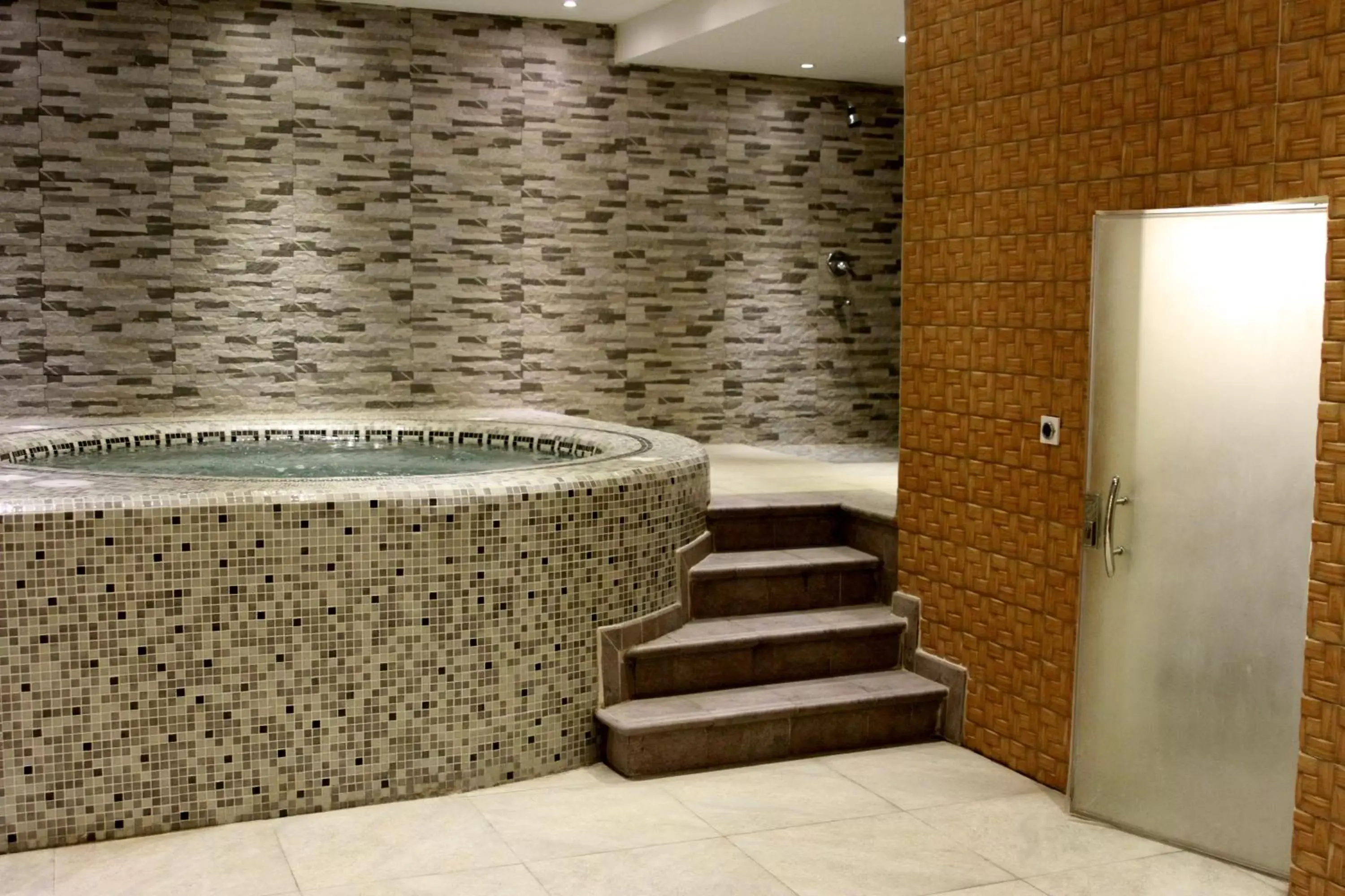 Hot Tub, Swimming Pool in Carawan Al Fahad Hotel