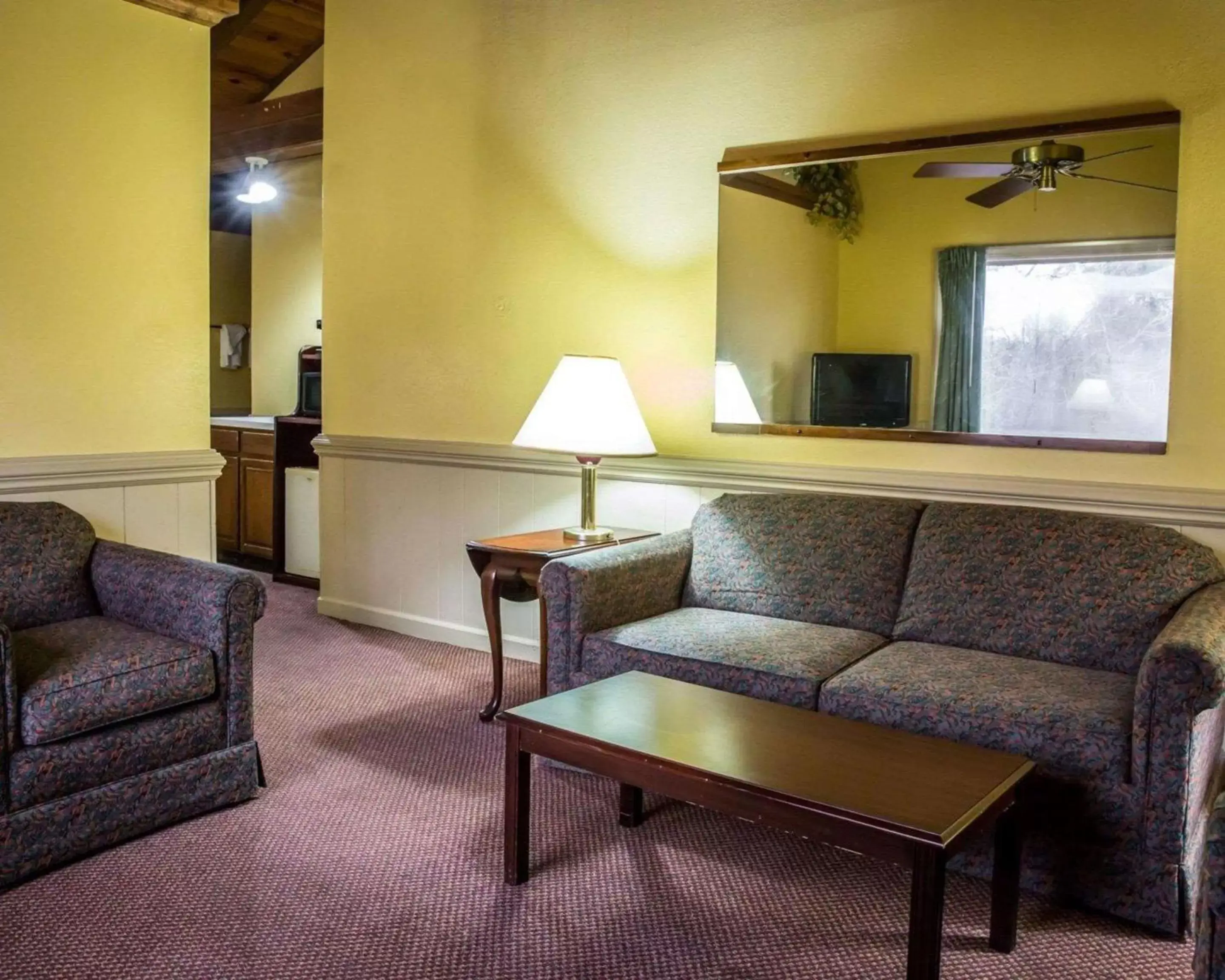 Photo of the whole room, Seating Area in Rodeway Inn & Suites Plymouth Hwy 64