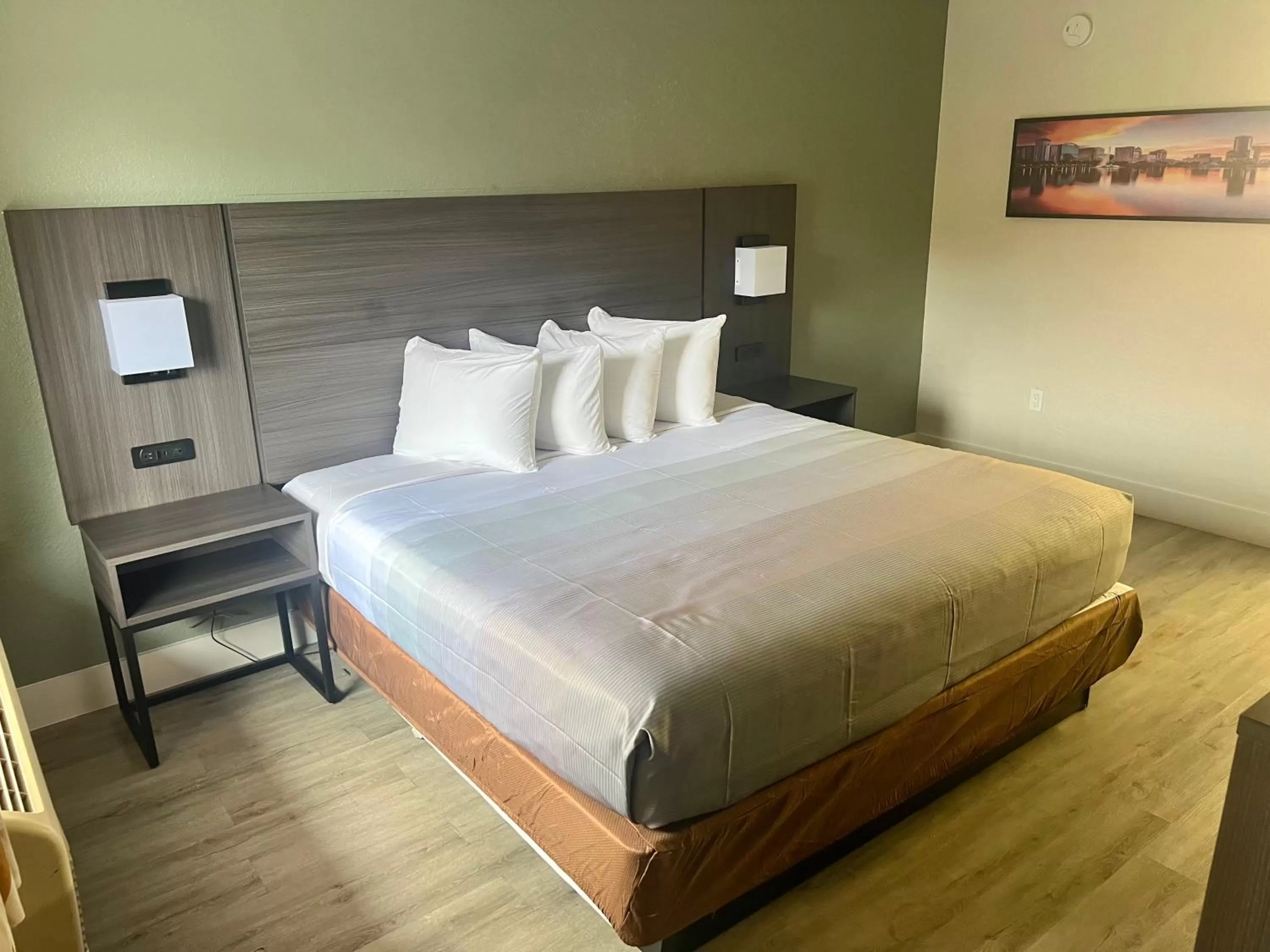 Bed in Quality Inn & Suites Orlando East - UCF Area