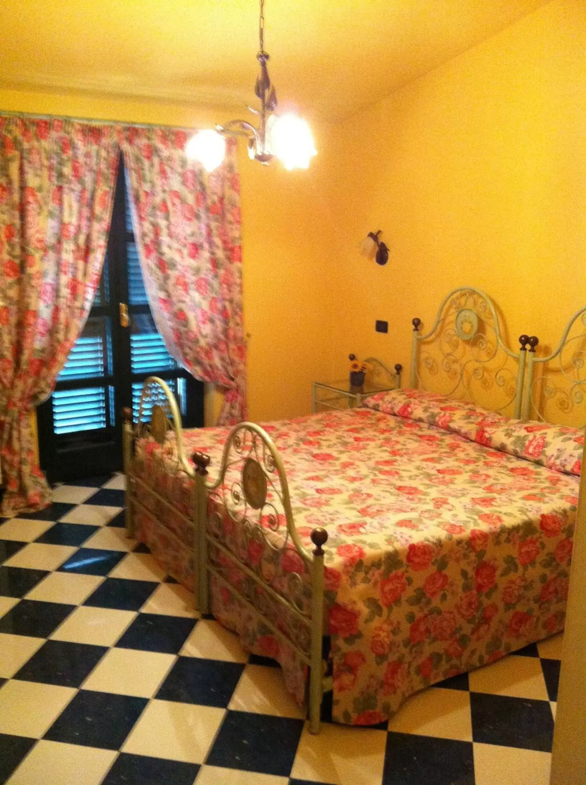 Photo of the whole room, Bed in Le Lanterne