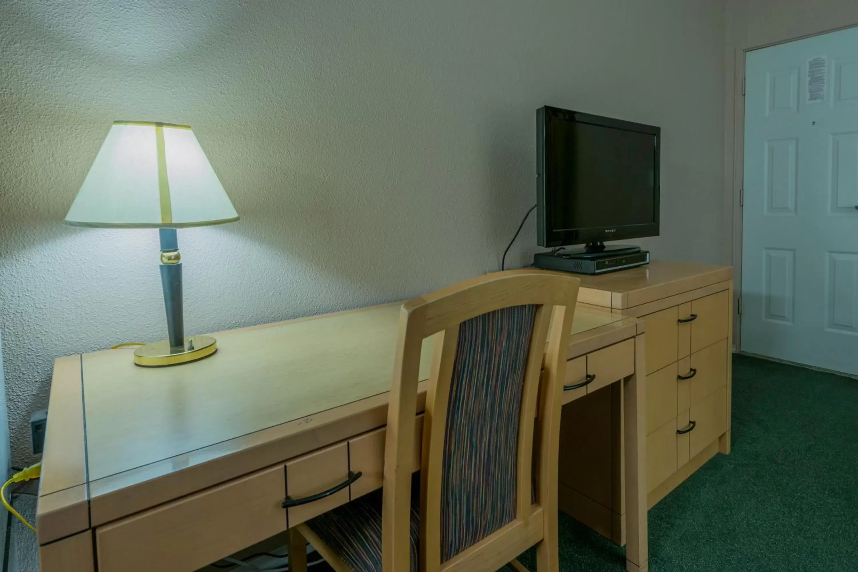 TV and multimedia, TV/Entertainment Center in Howard Johnson by Wyndham Downtown Kamloops