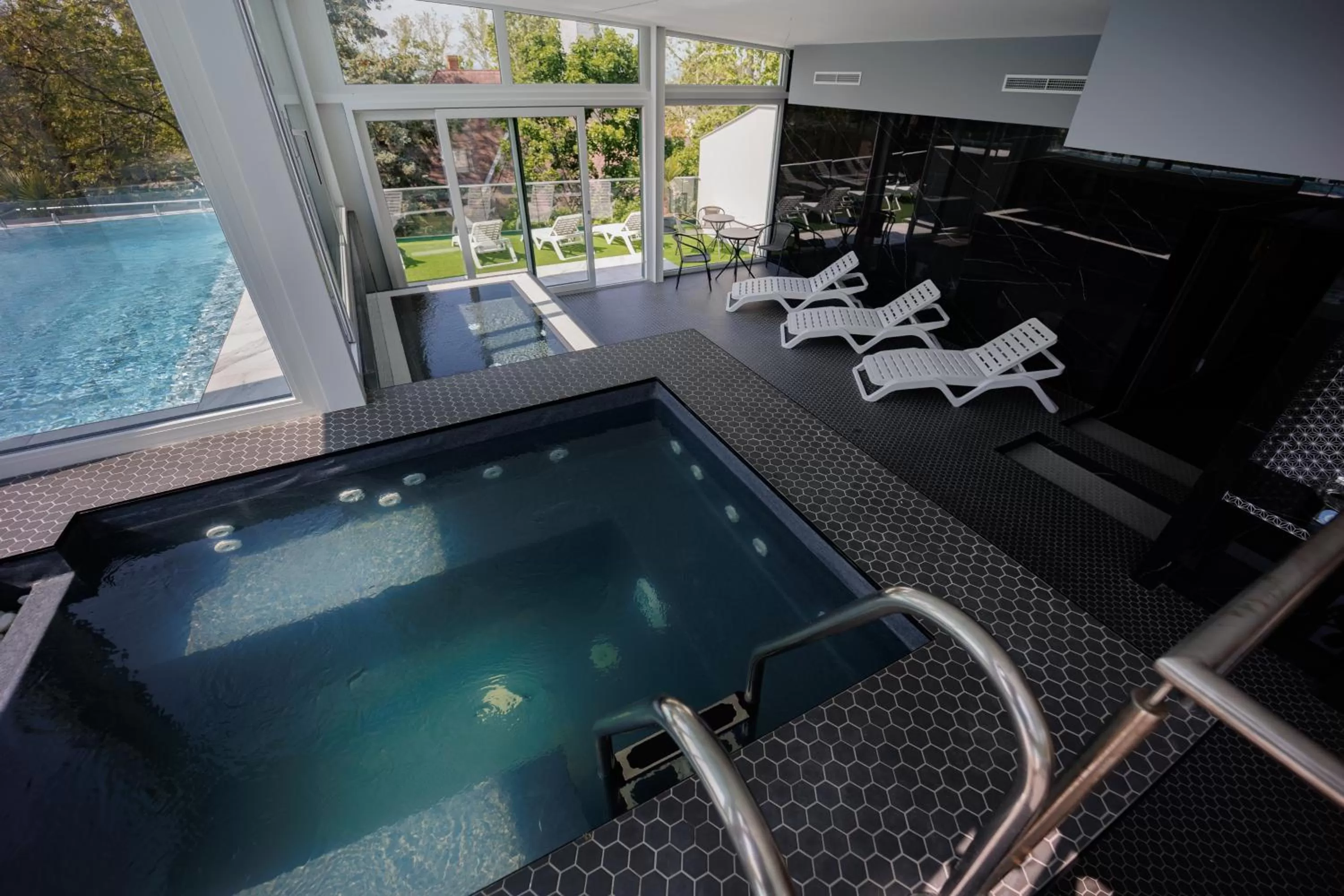 Swimming Pool in Villa Bauhaus Wellness Apart-Hotel