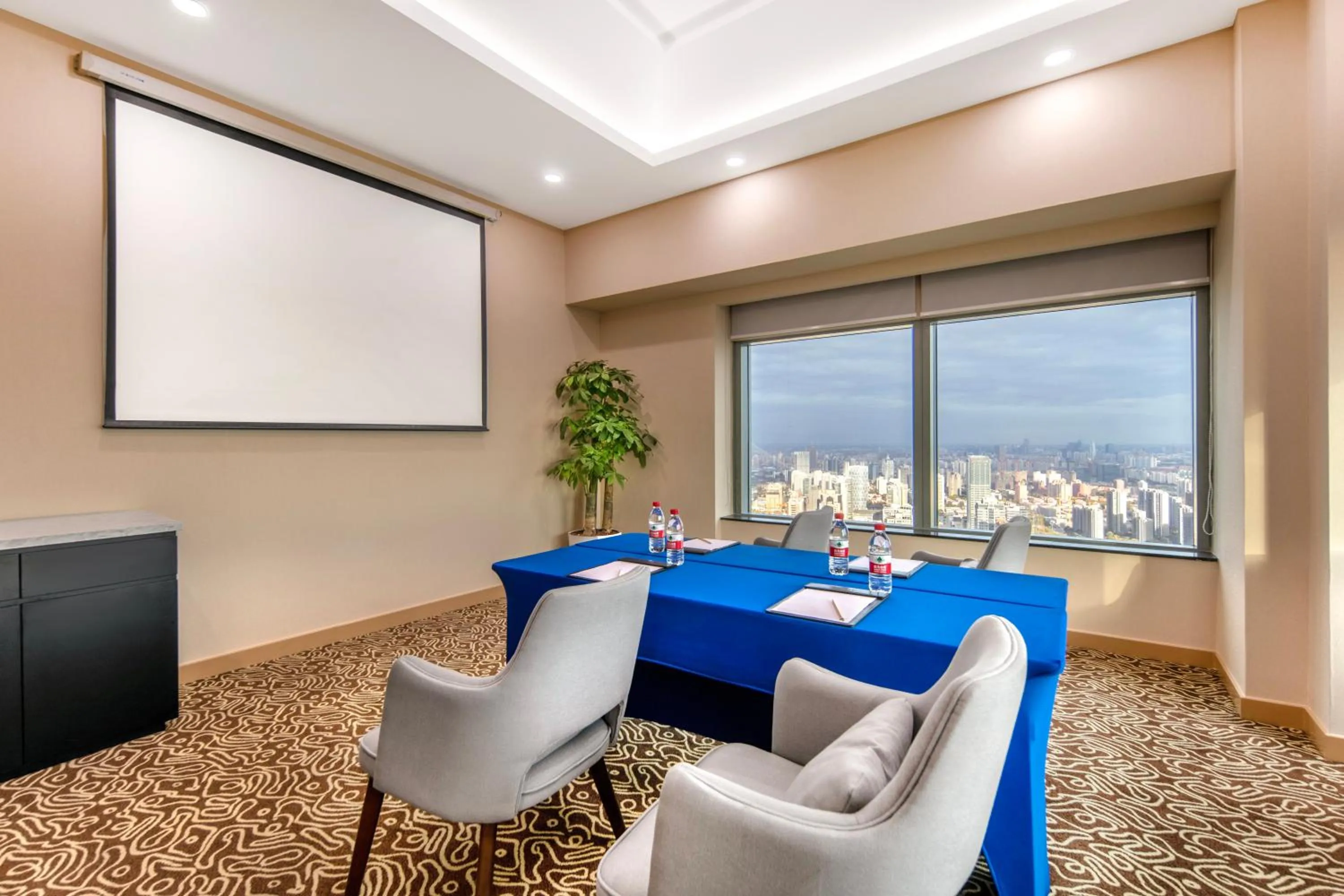 Novotel Atlantis Shanghai - Enjoy our great-valued breakfast in our rooftop revolving restaurant with a stunning river view & utilize our FREE self-serviced laundry