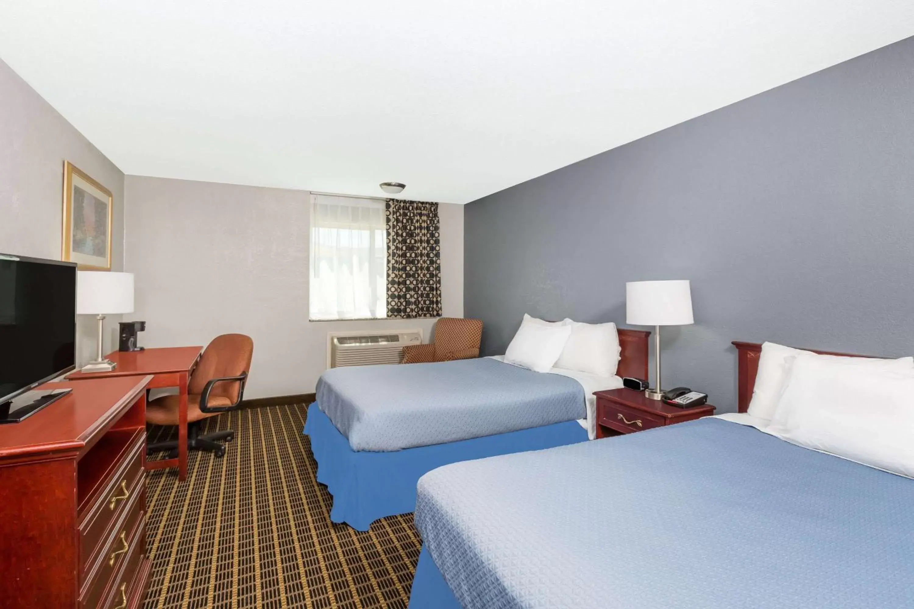 Photo of the whole room, Bed in Days Inn by Wyndham West Des Moines
