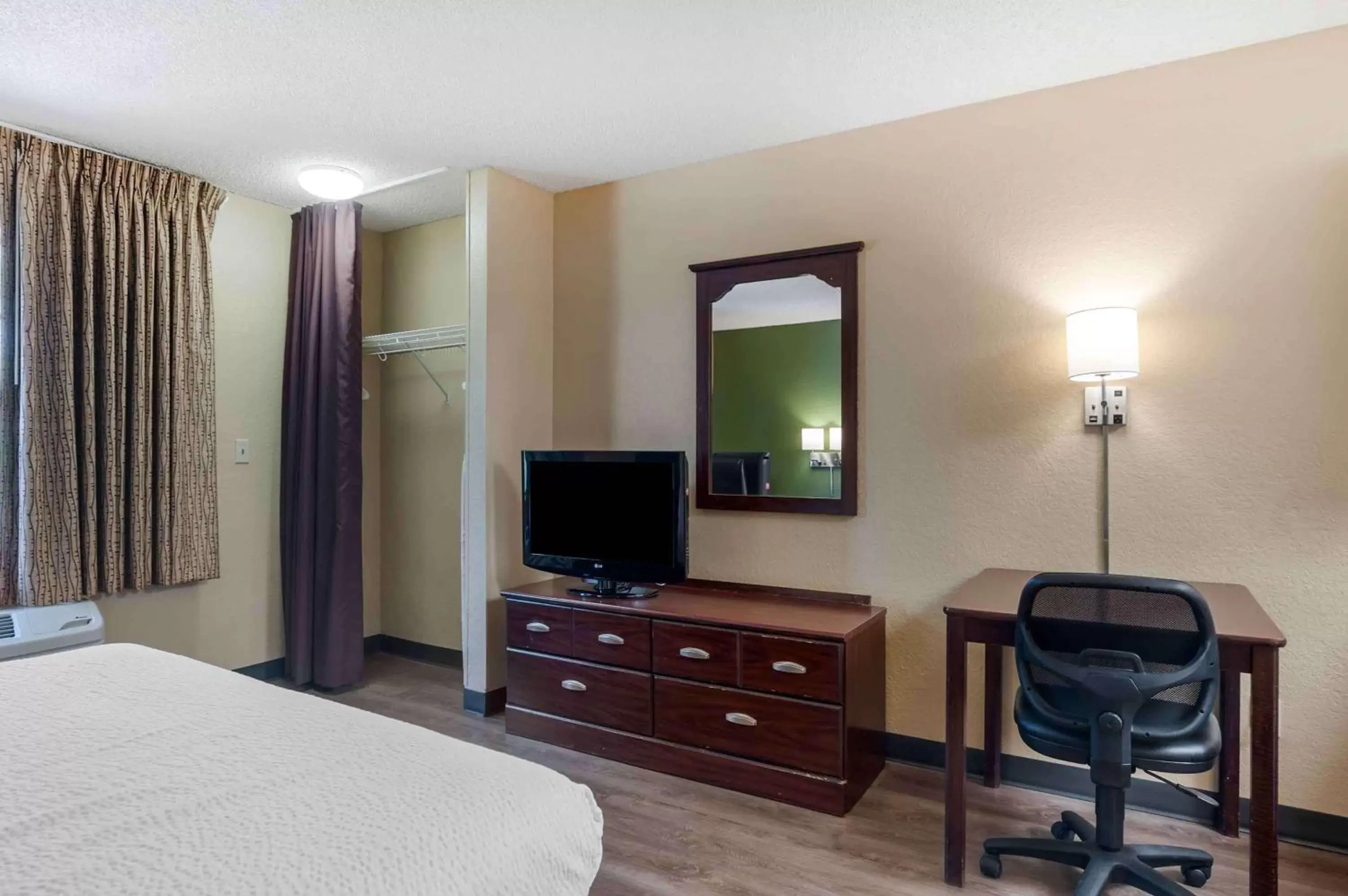 Bedroom, TV/Entertainment Center in Extended Stay America Suites - Orange County - Lake Forest