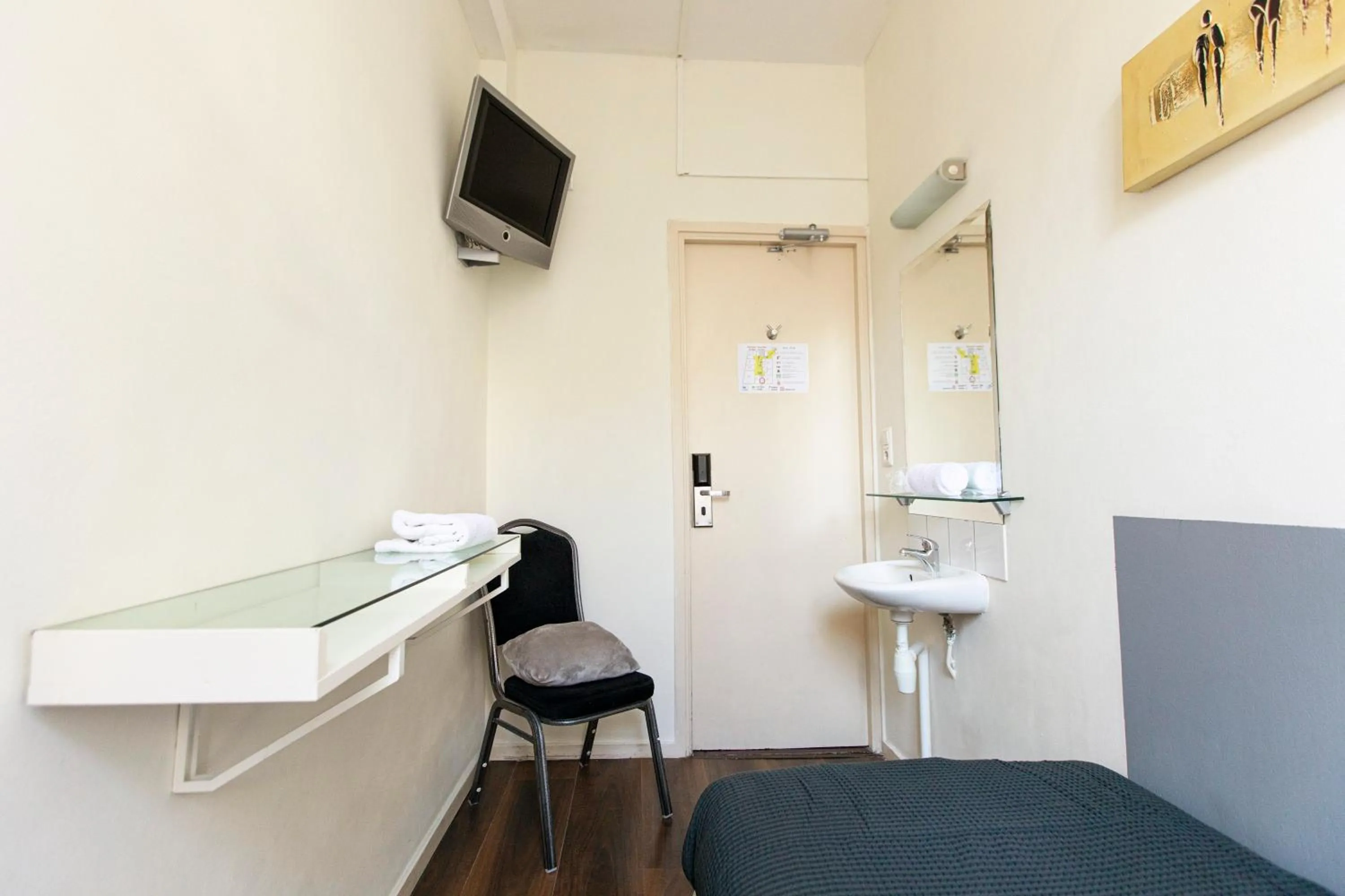 TV and multimedia in Quentin Arrive Hotel