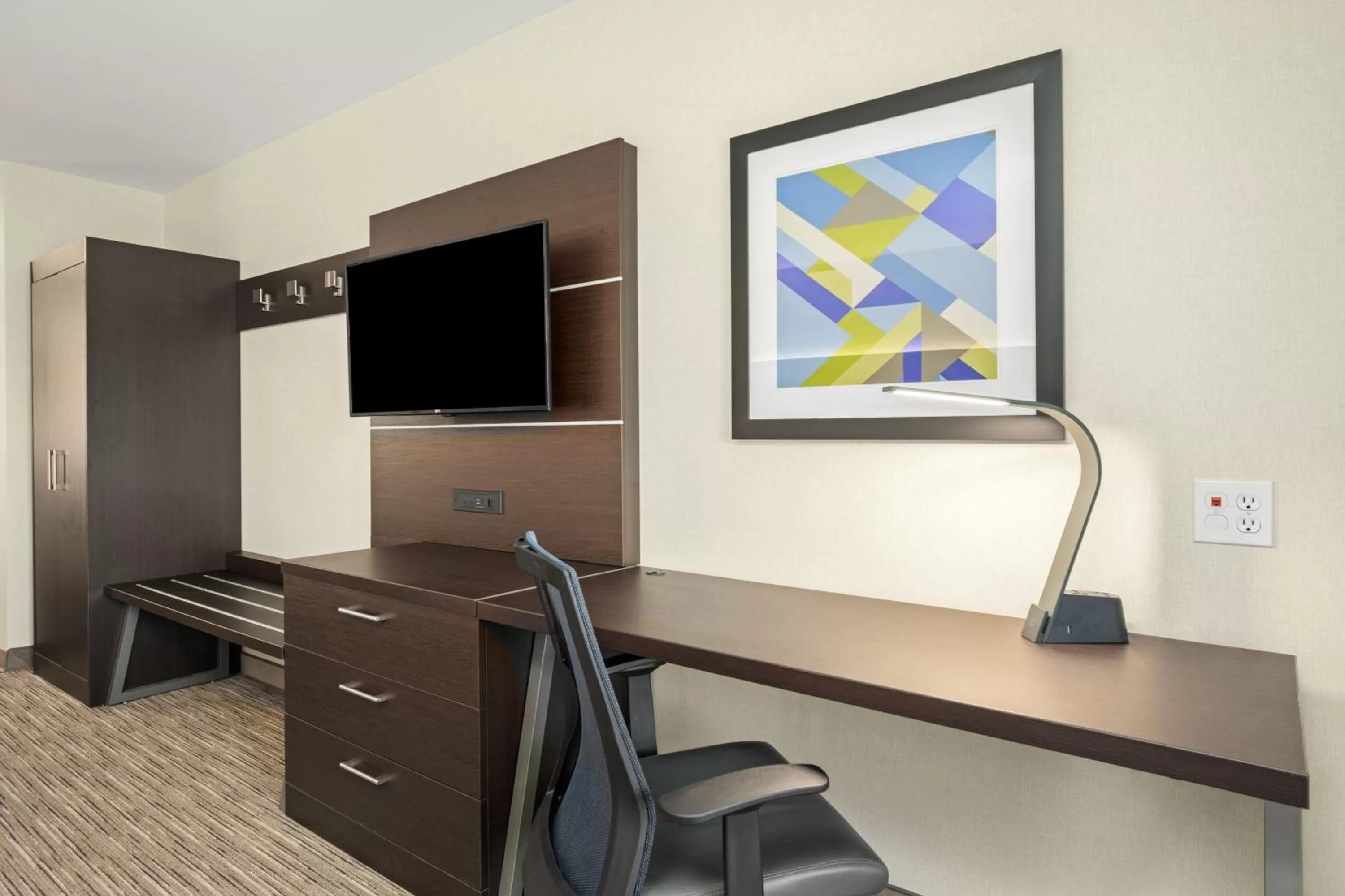 One Queen Access Roll In Shower - Non-Smoking in Holiday Inn Express Hotel & Suites Marysville, an IHG Hotel