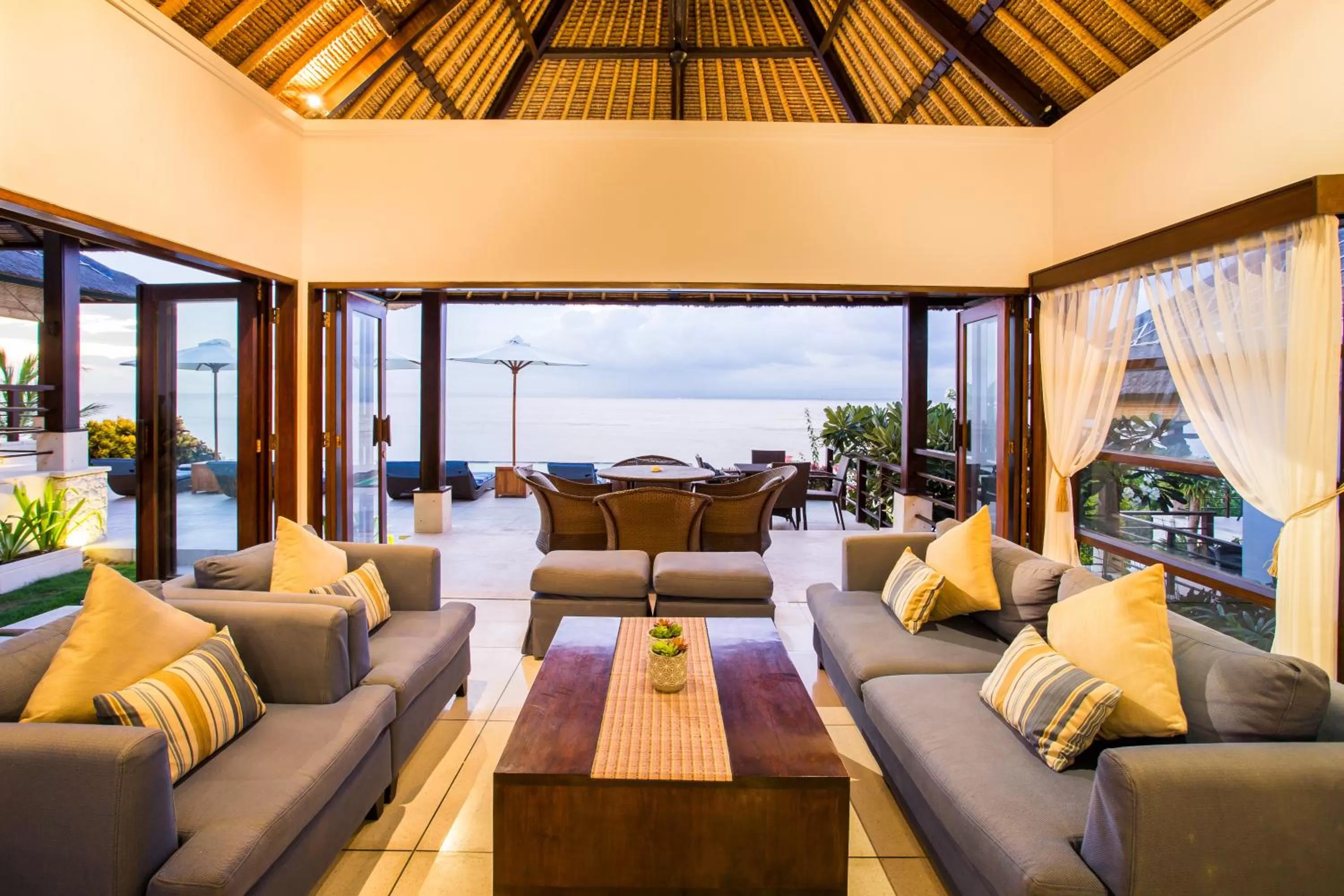 Restaurant/places to eat in The Point Resort Lembongan