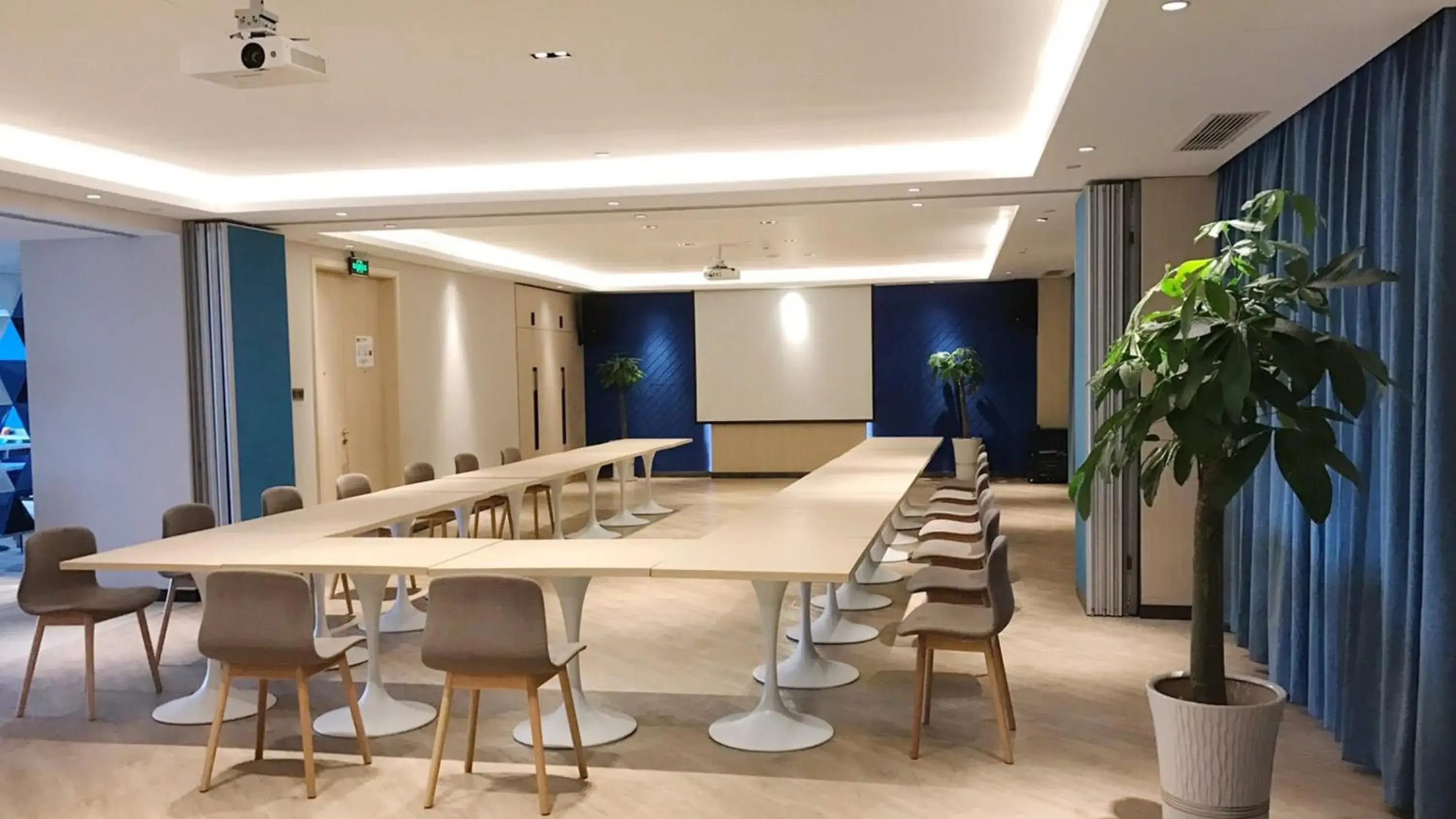 Meeting/conference room in Holiday Inn Express Shijiazhuang High-tech Zone, an IHG Hotel