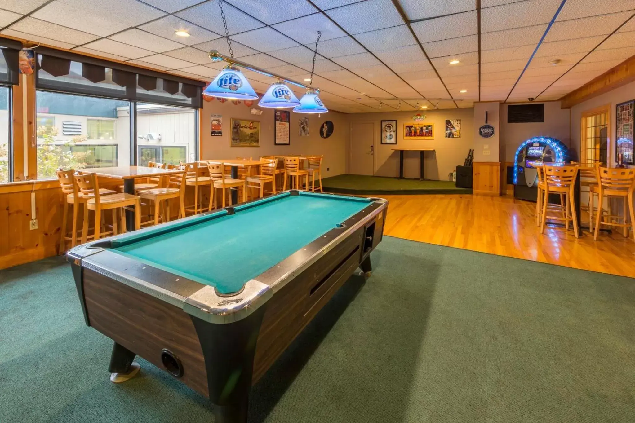 Lounge or bar, Billiards in Holiday Inn Club Vacations Oak n Spruce Resort in the Berkshires an IHG Hotel