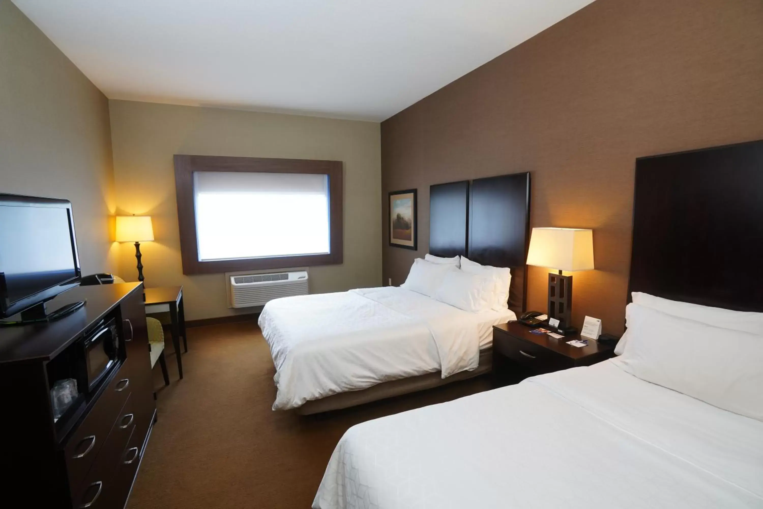 Bed in Creekside Hotel & Suites