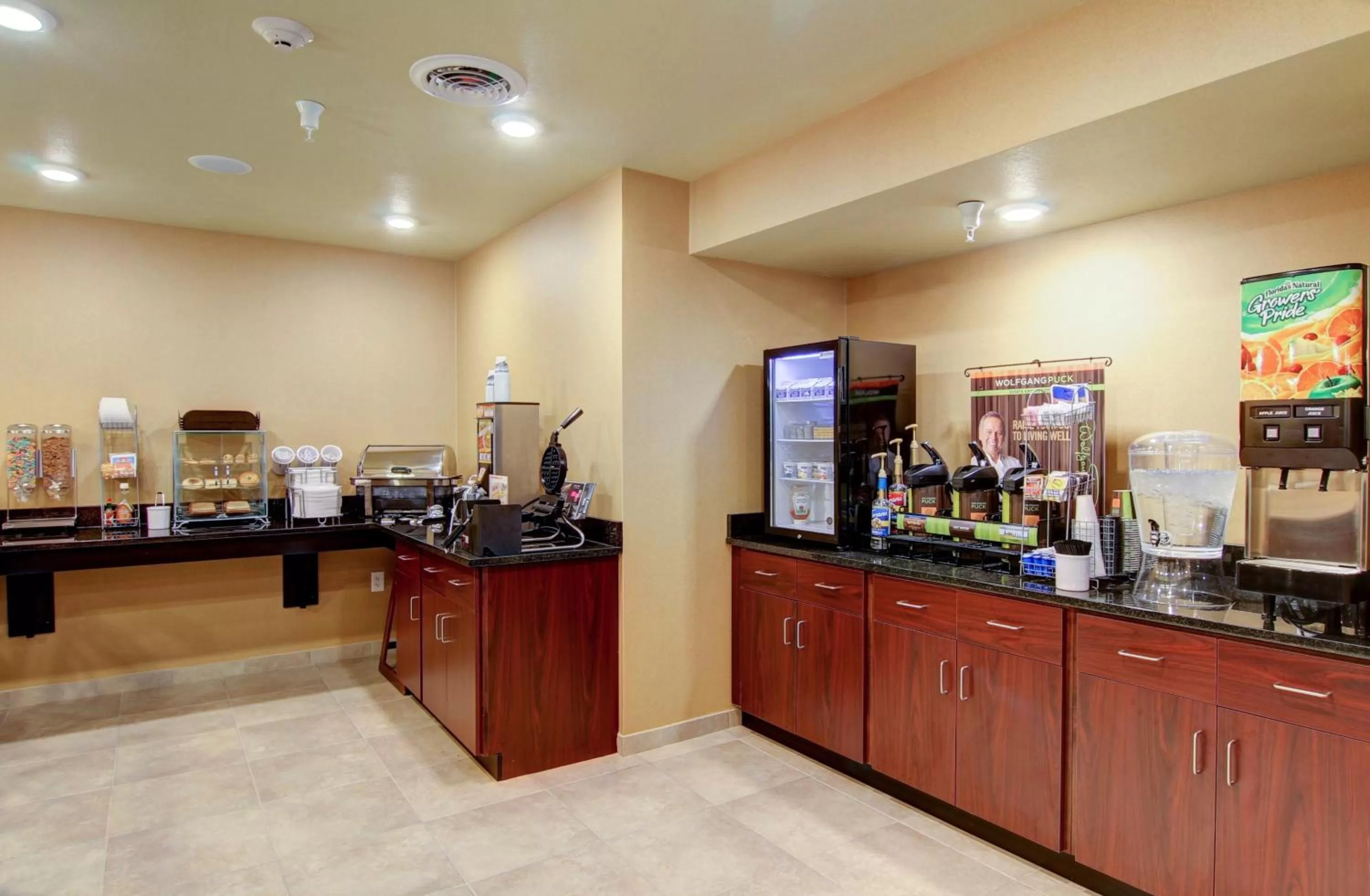 American breakfast in Cobblestone Inn & Suites Steele