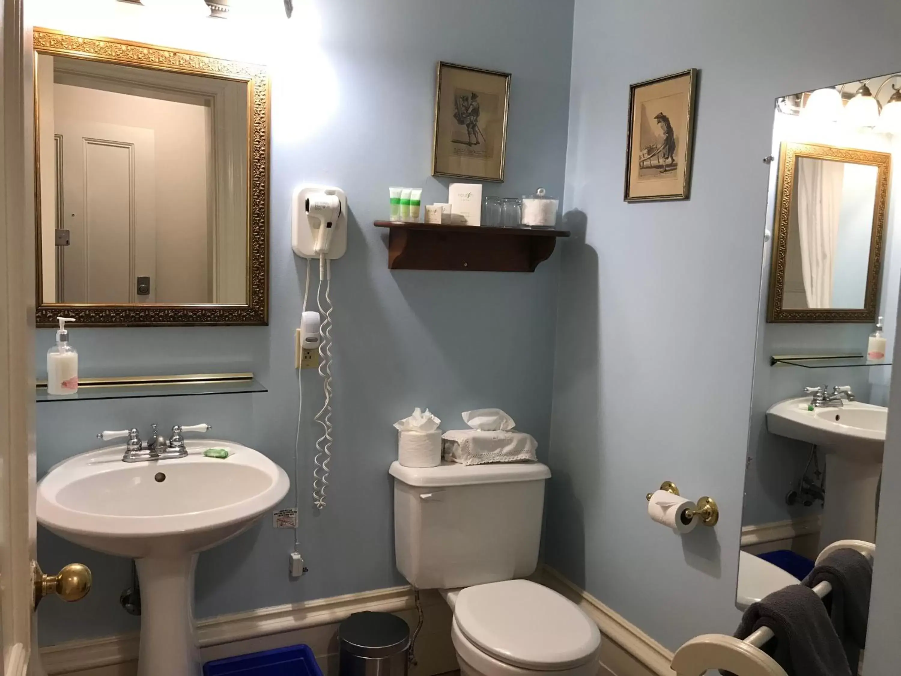 Bathroom in Tattingstone Inn