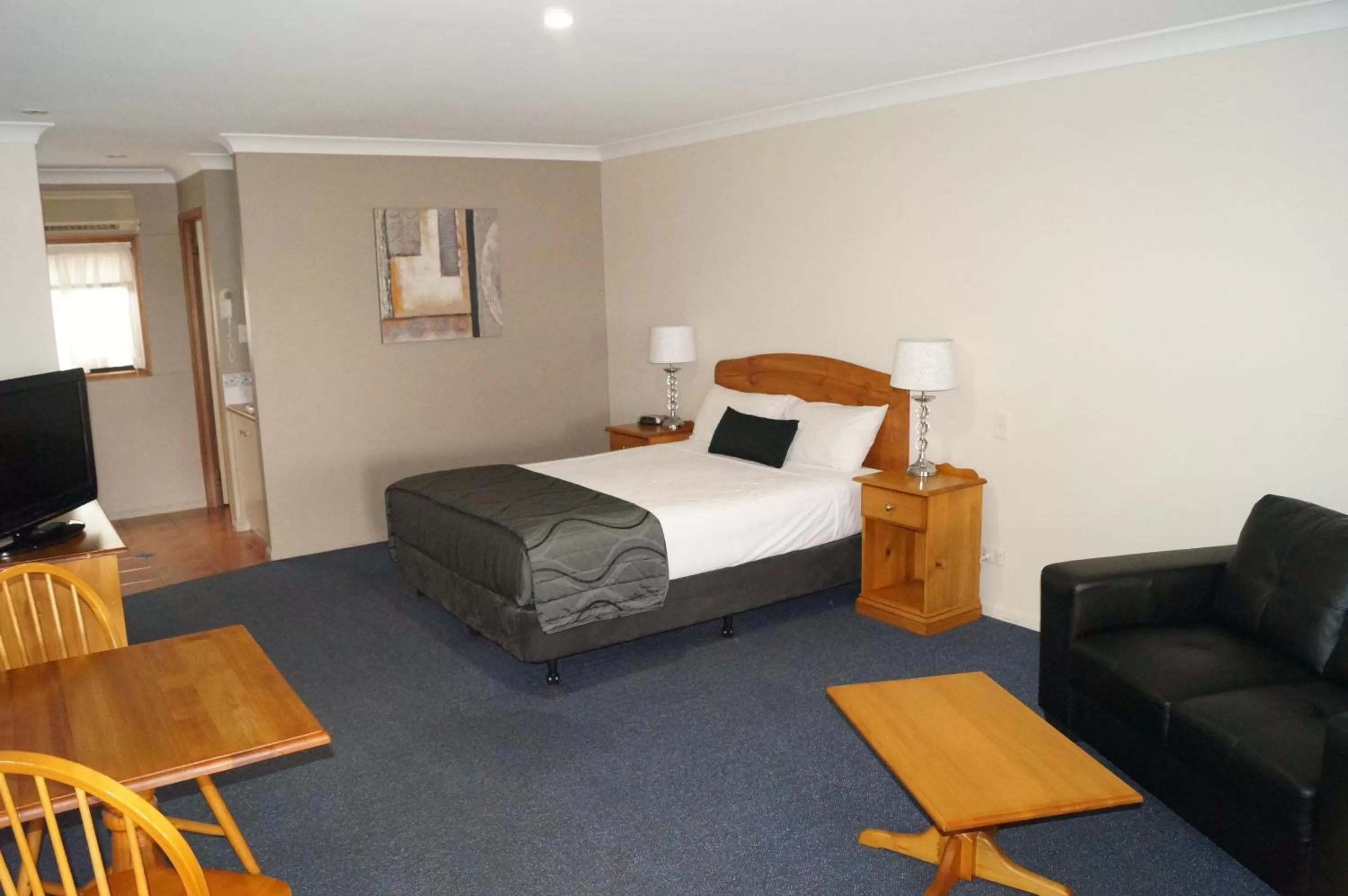 Bedroom, Bed in Asters On James Motor Inn