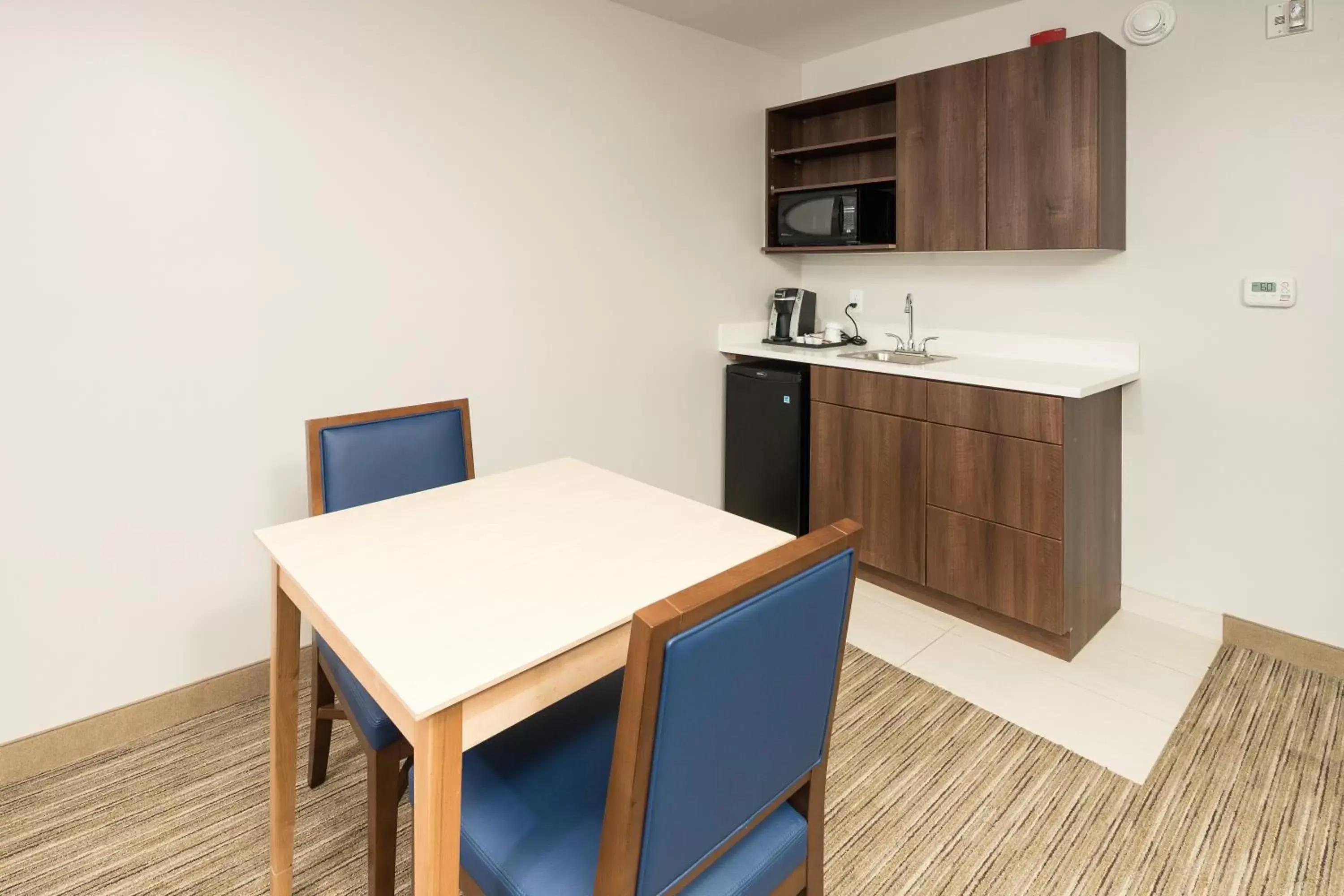 Photo of the whole room, Kitchen/Kitchenette in Holiday Inn Express & Suites - Portage, an IHG Hotel