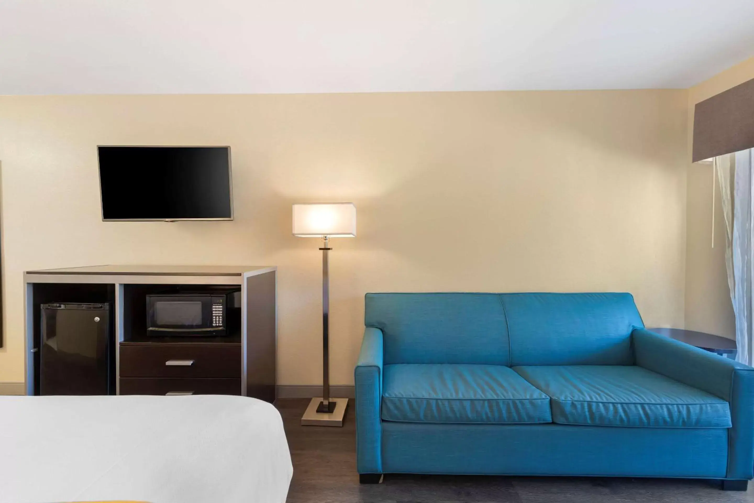 Bedroom, Seating Area in Quality Inn & Suites Camarillo-Oxnard