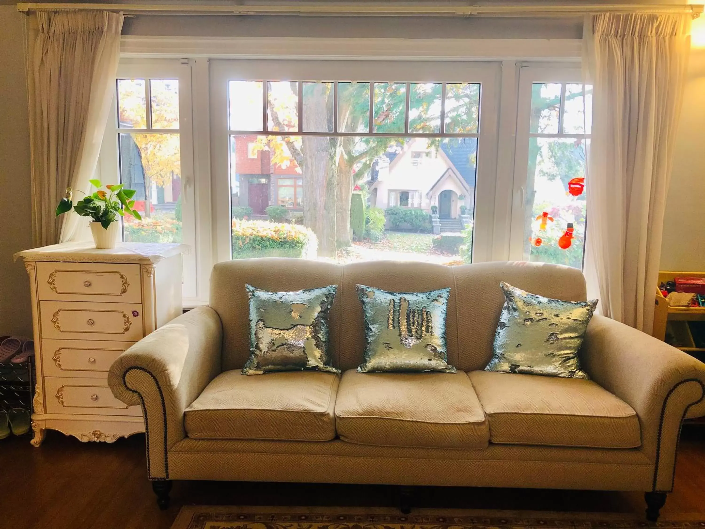 Seating Area in The Sunshine House-Free Parking