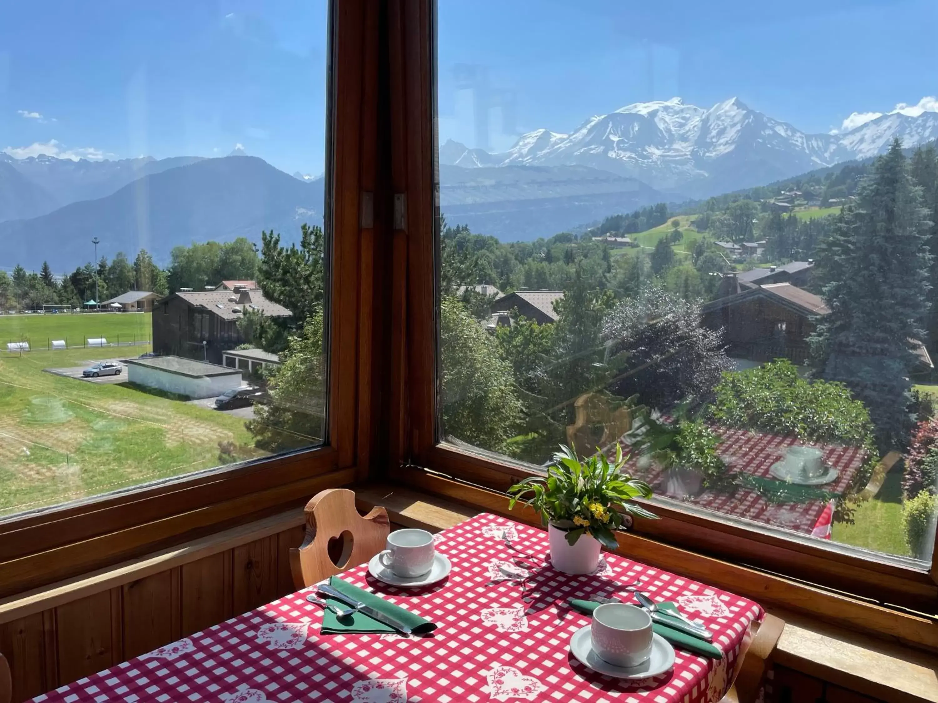 Breakfast, Mountain View in Hotel Les Granits