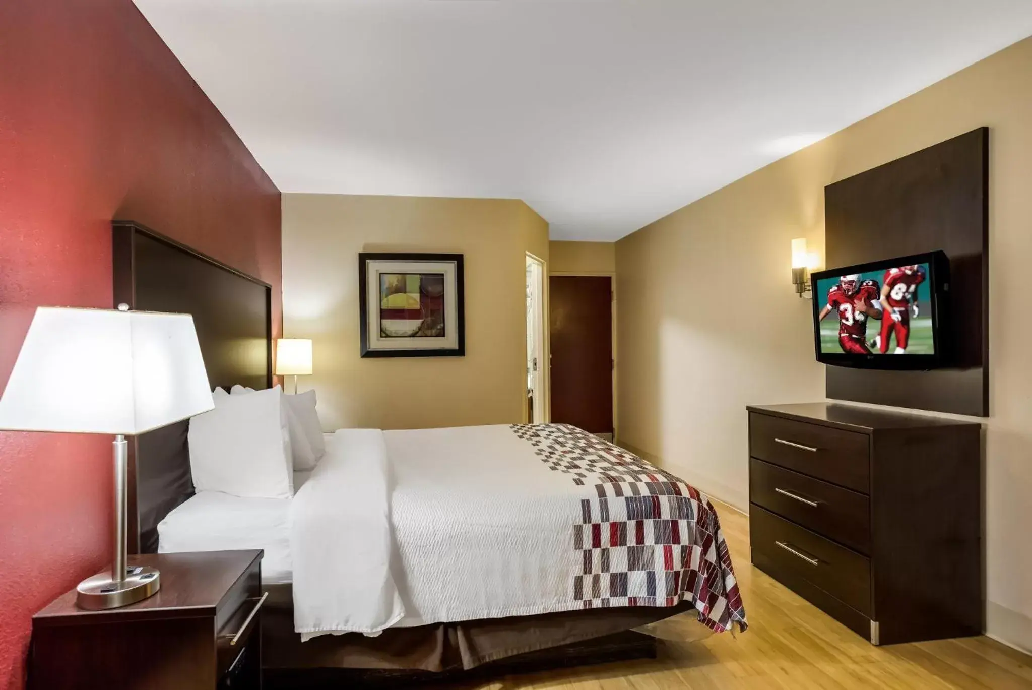 Bedroom, Bed in Red Roof Inn Nashville - Music City