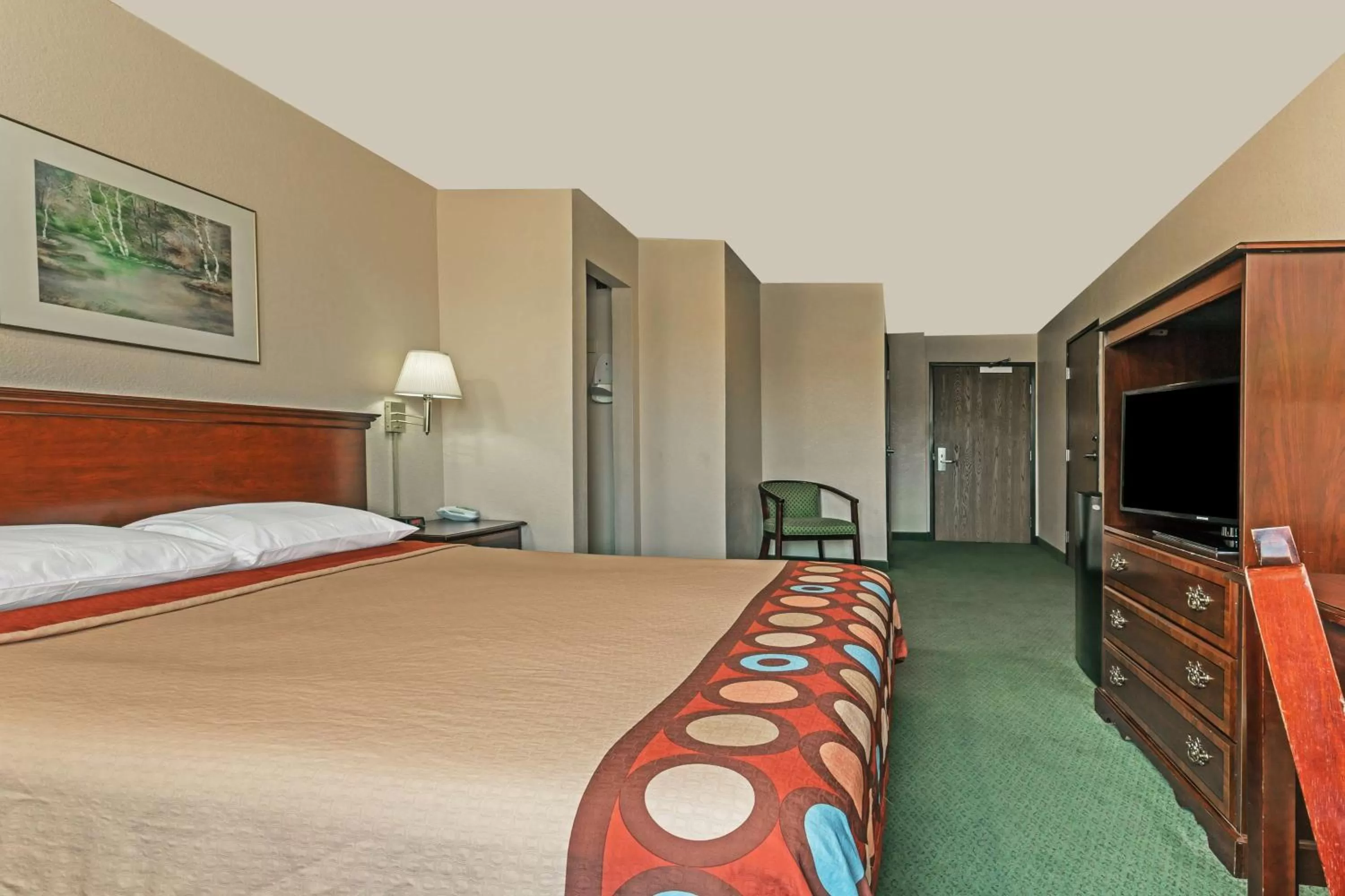 Photo of the whole room, Bed in Harvest Inn Dixon UC Davis