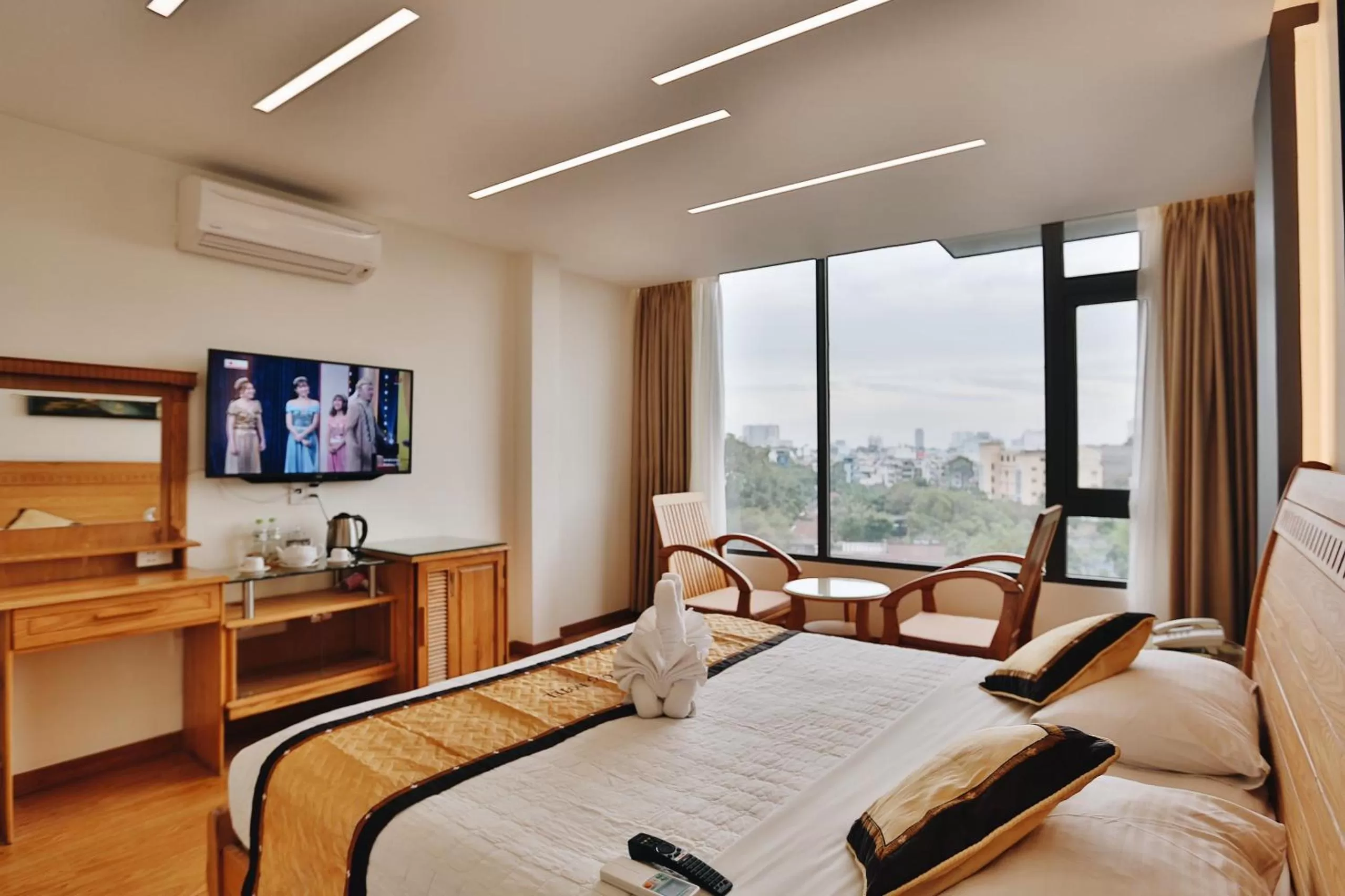 TV and multimedia, Bed in Duc Vuong Saigon Hotel - Cao Thang