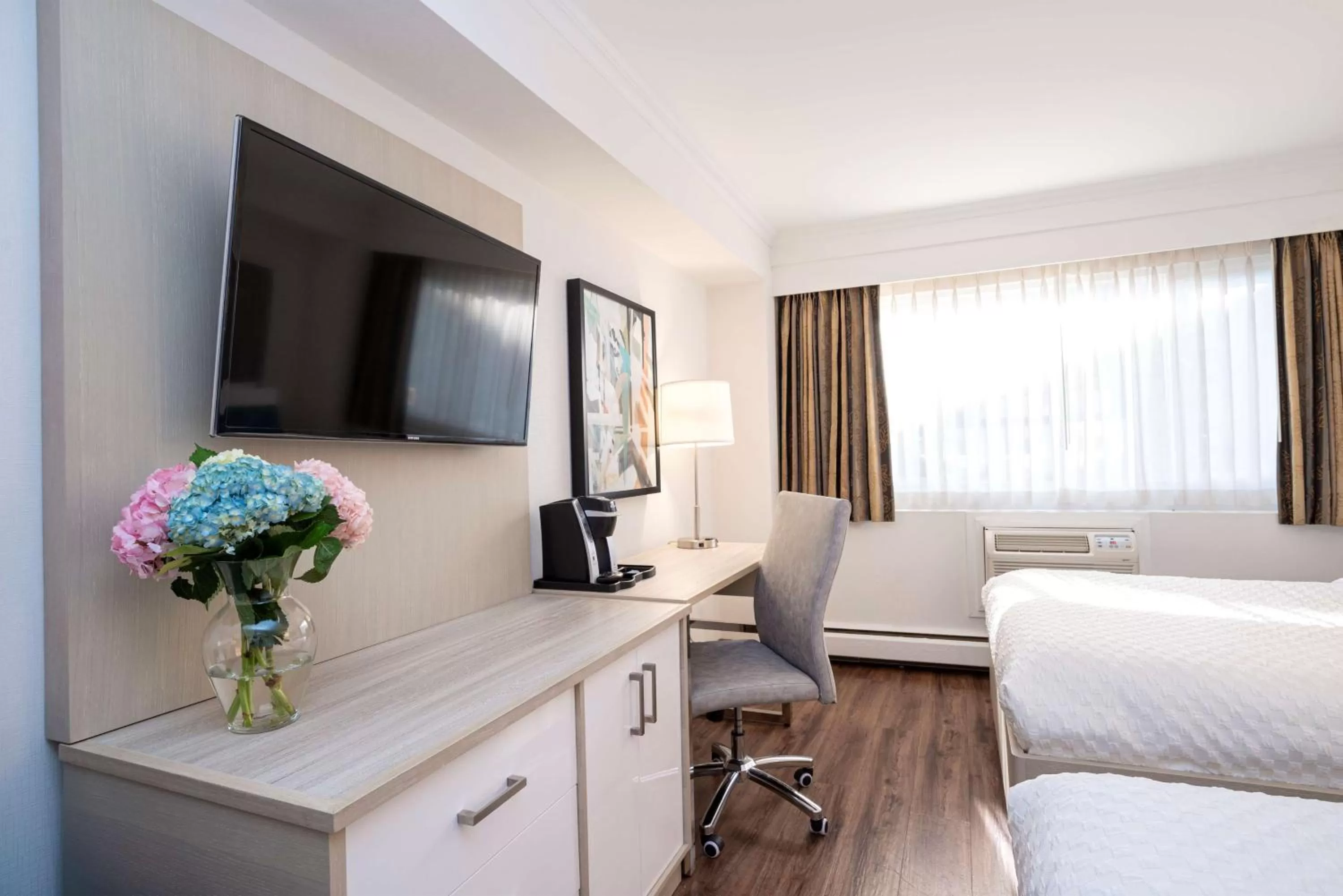 Photo of the whole room, Bed in Best Western Dorchester Hotel