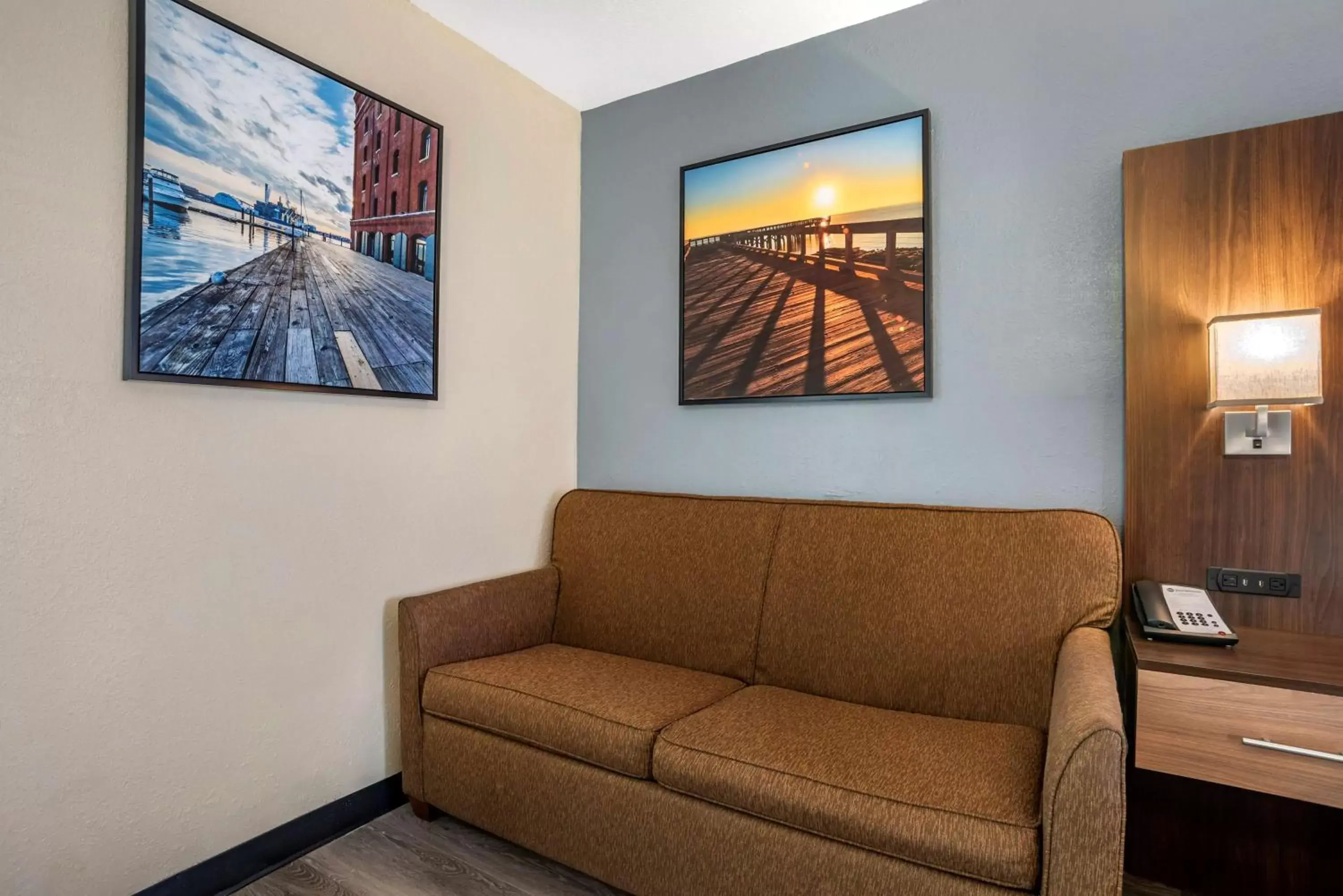 Bedroom, Seating Area in Best Western Salisbury Plaza