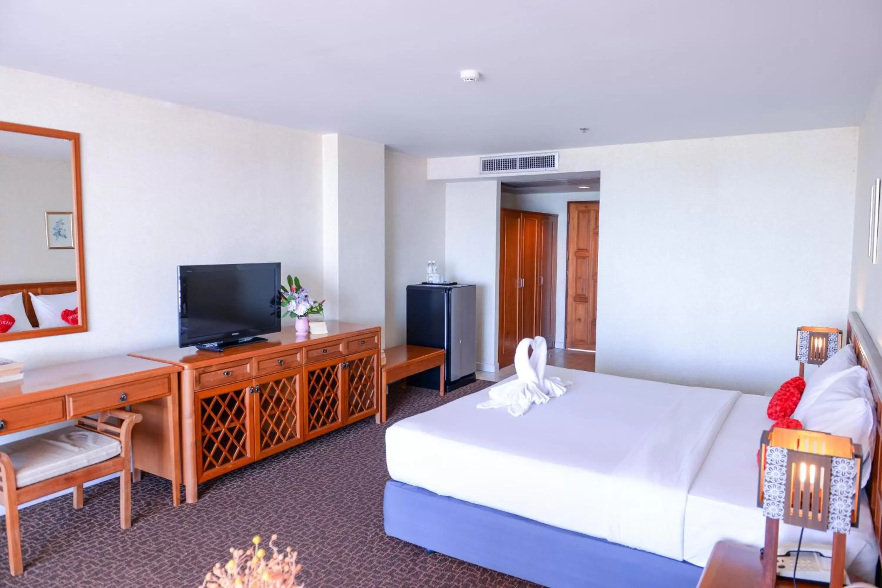 Bedroom, TV/Entertainment Center in Sandy Spring Hotel