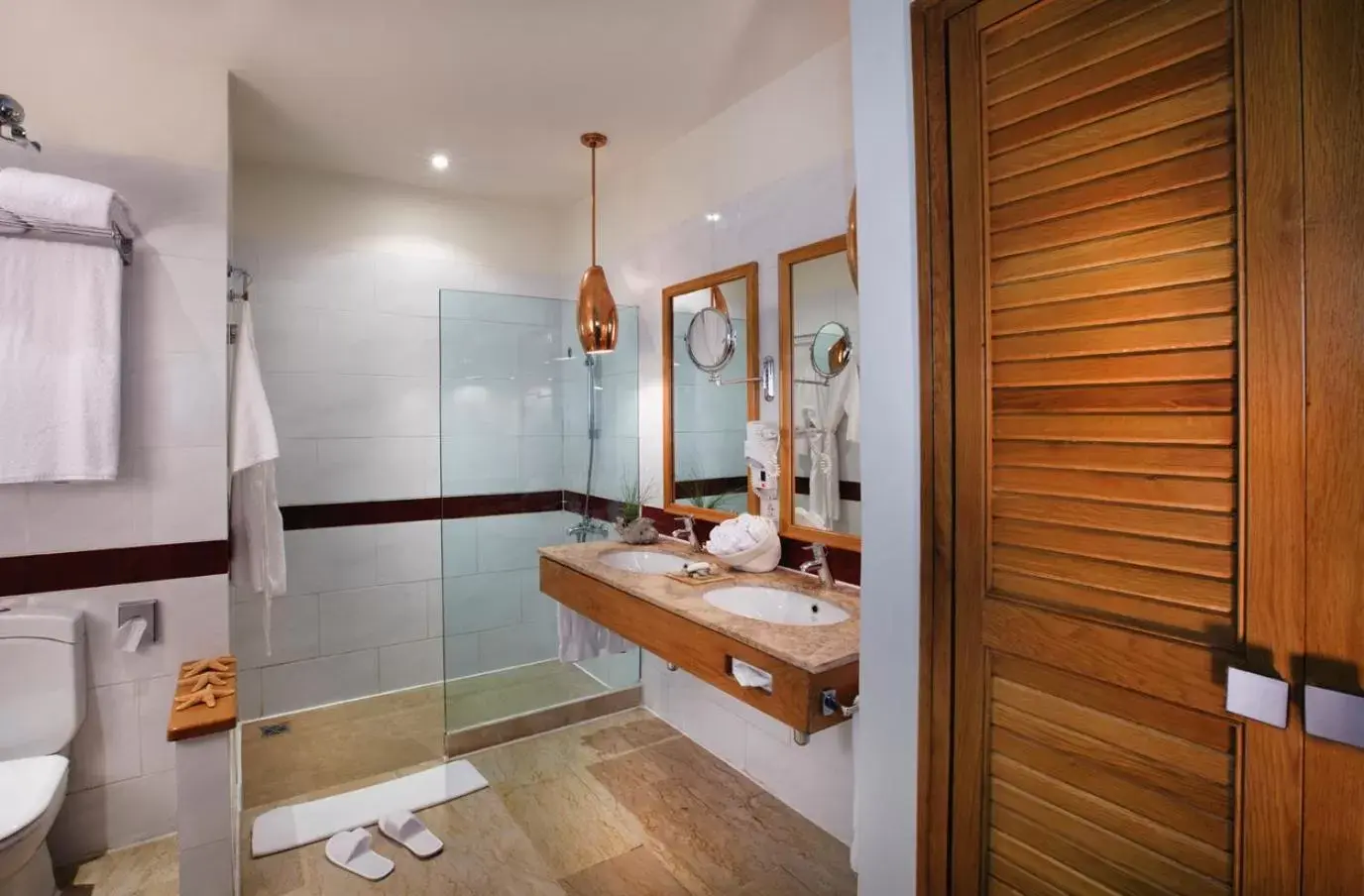 Shower, Bathroom in Movenpick Resort & Spa El Gouna