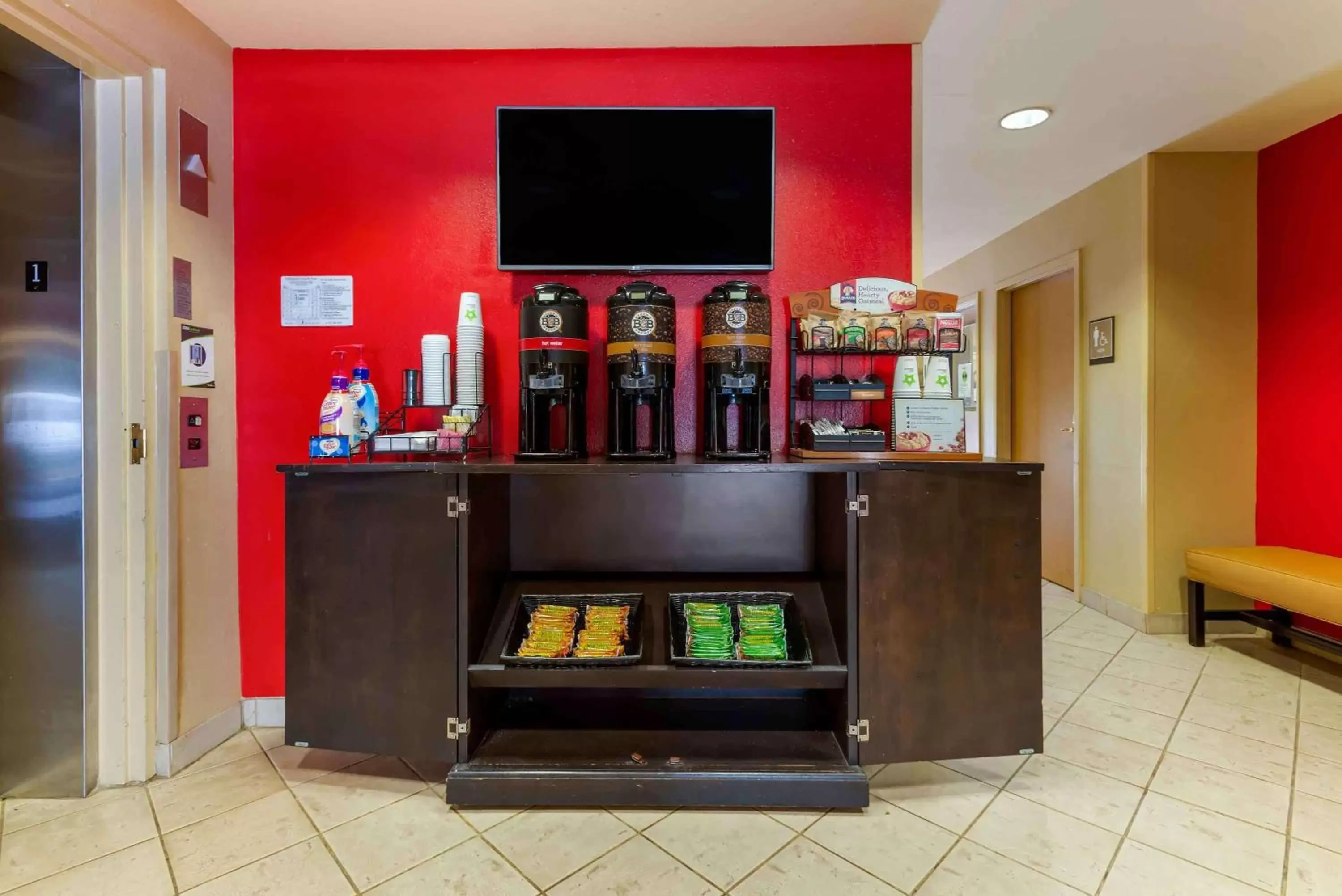 Breakfast, TV/Entertainment Center in Extended Stay America Suites - Piscataway - Rutgers University