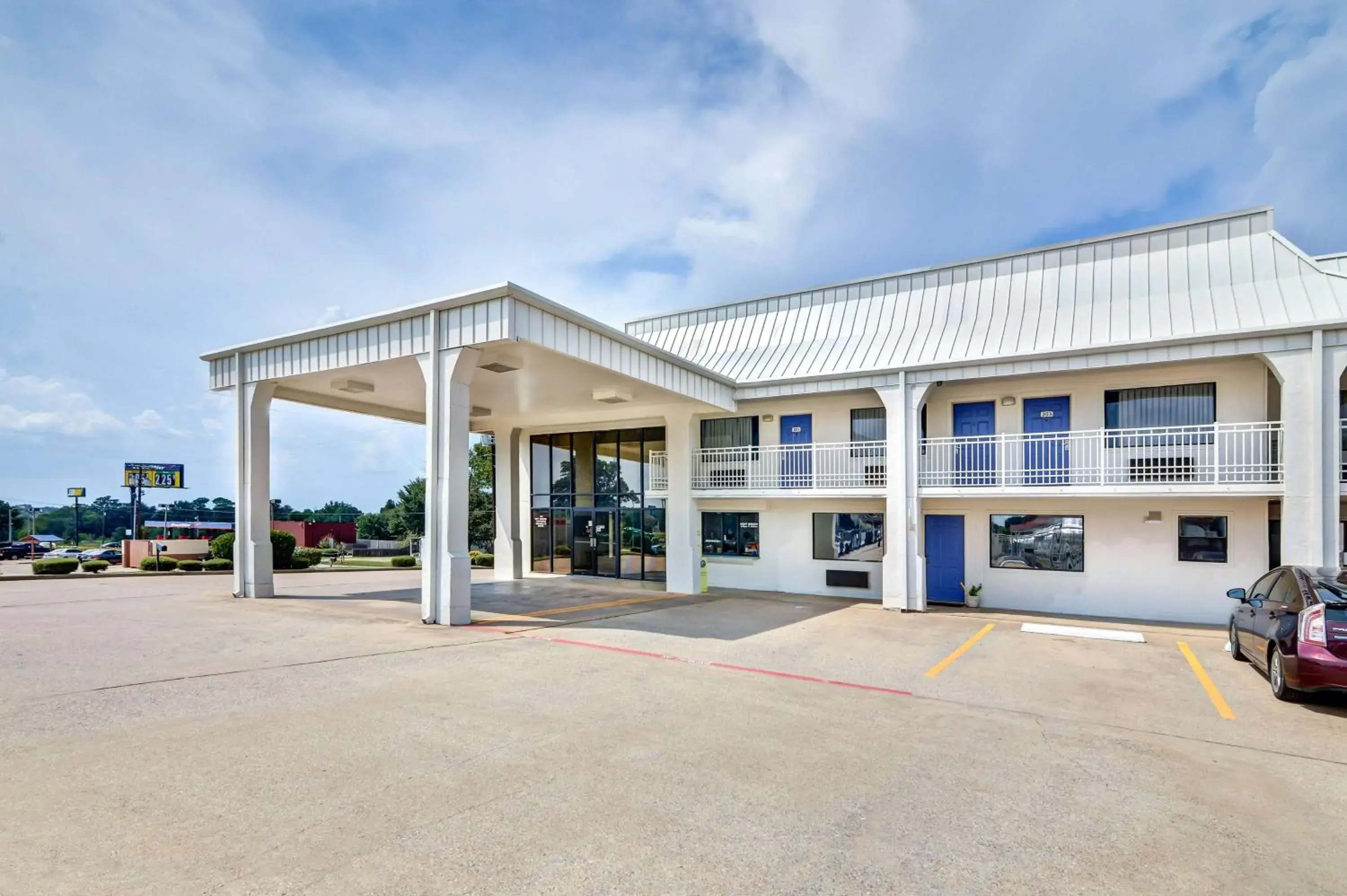 Property building, Facade/Entrance in Motel 6-Lindale, TX