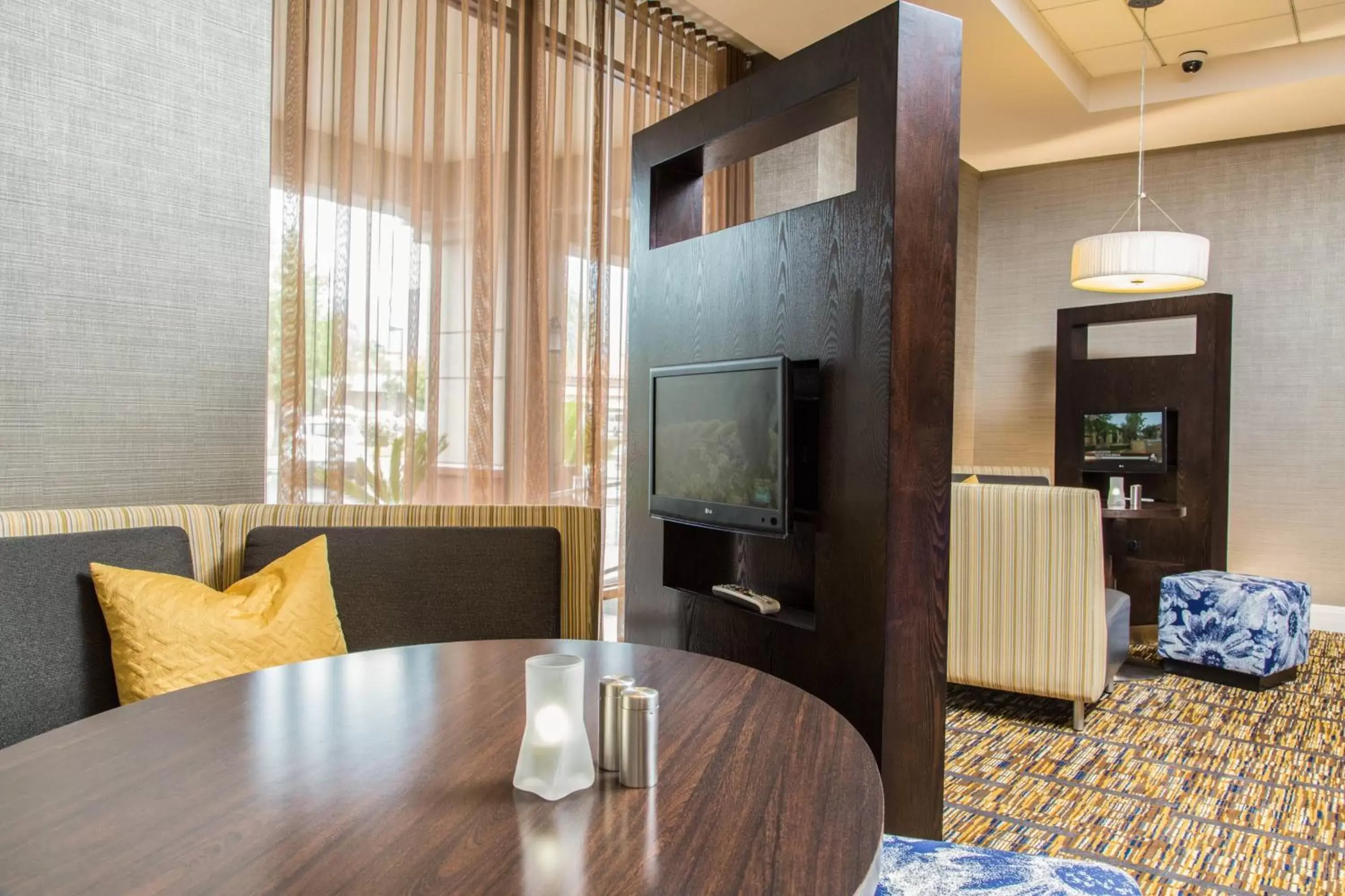 Lounge or bar, TV/Entertainment Center in Courtyard by Marriott Los Angeles Pasadena/Monrovia