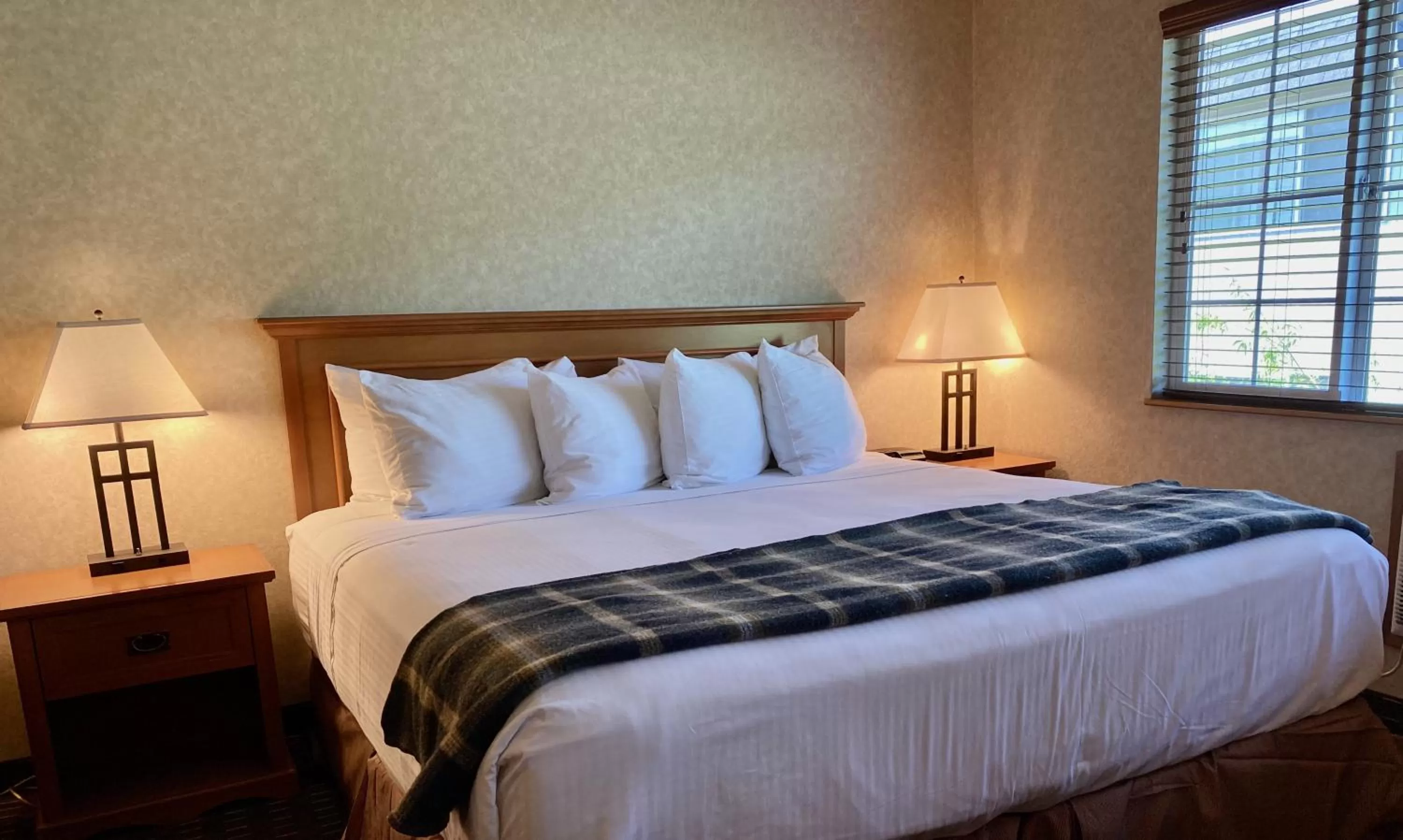 Bed in Cousin's Country Inn