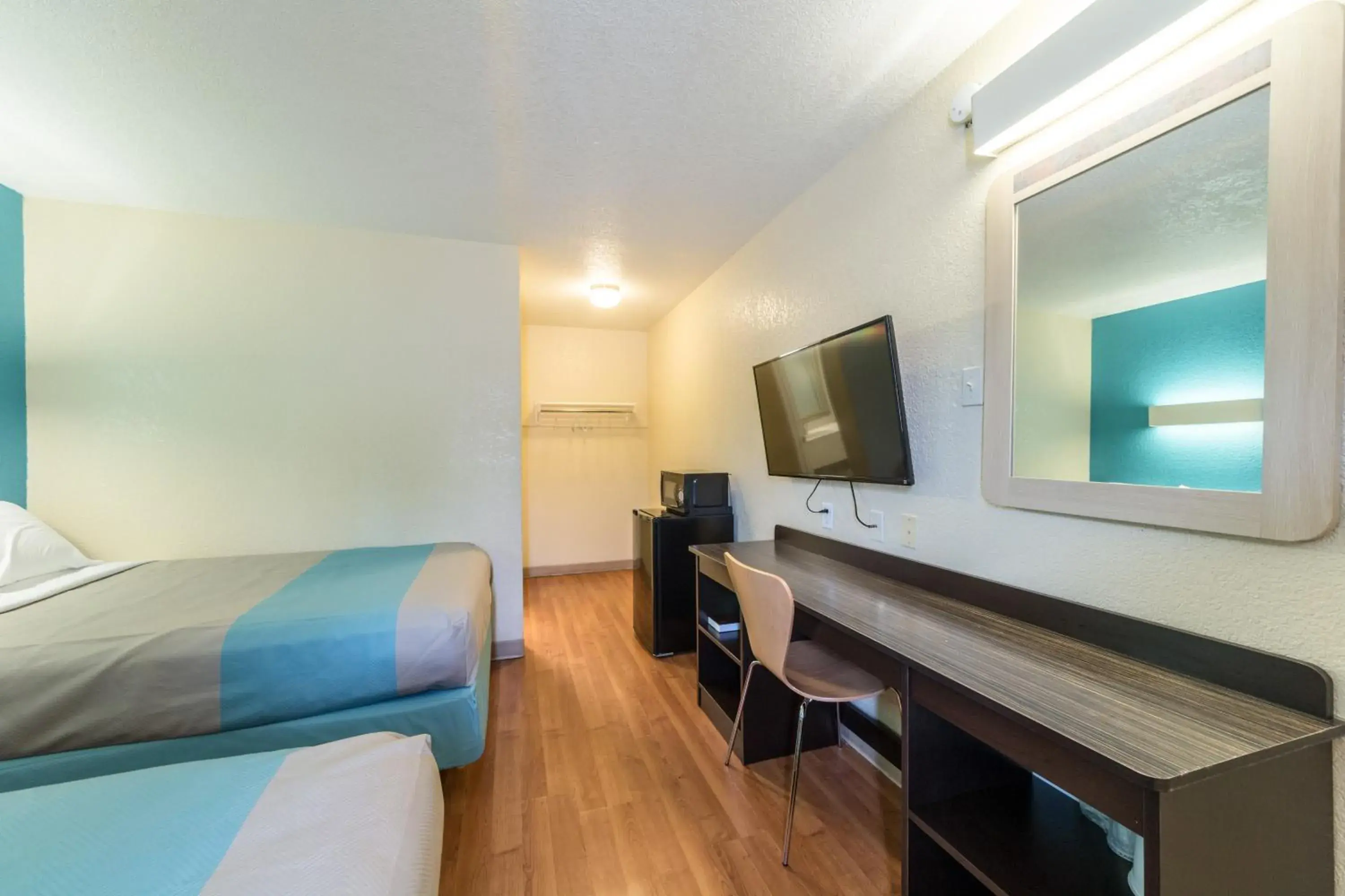 Bedroom, TV/Entertainment Center in Motel 6-Victoria, TX