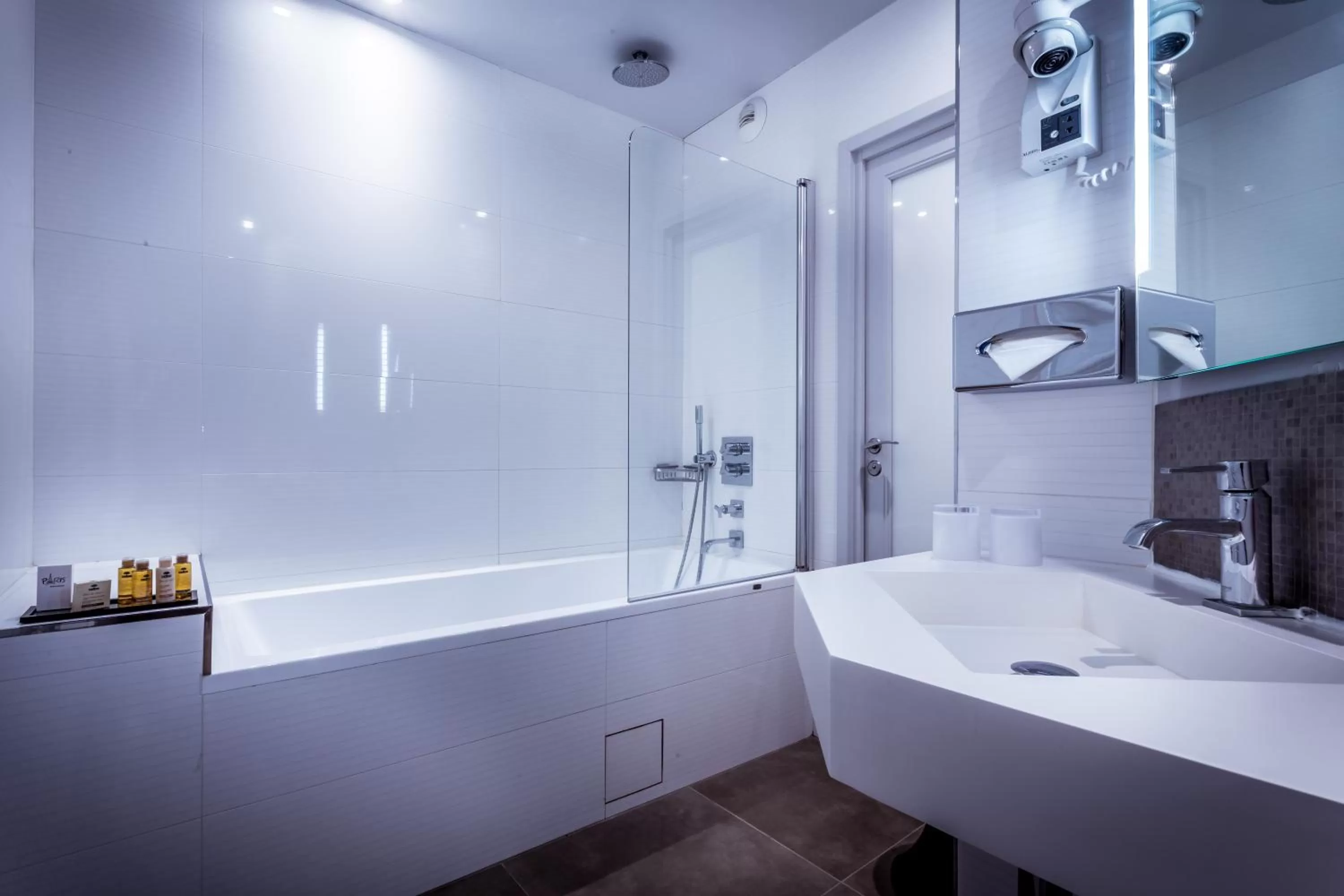 Bathroom in Hotel Opéra Marigny