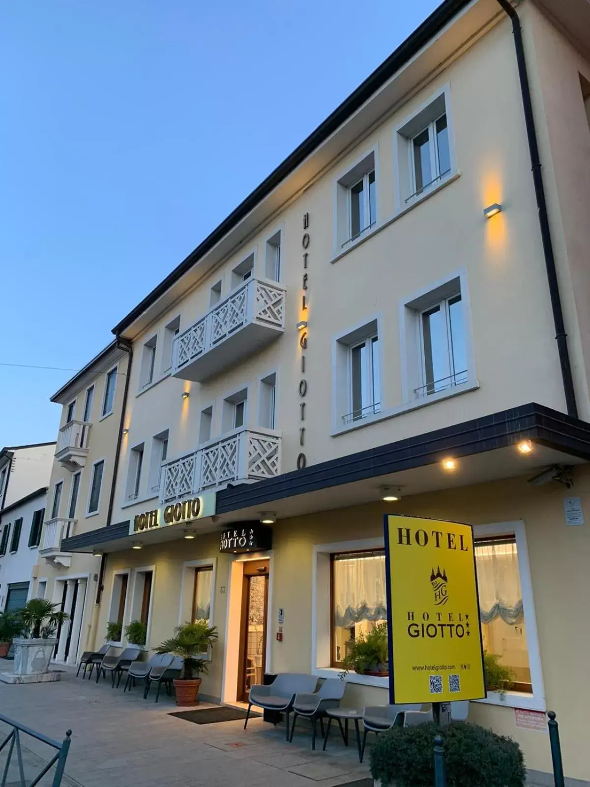 Facade/entrance, Property Building in Hotel Giotto