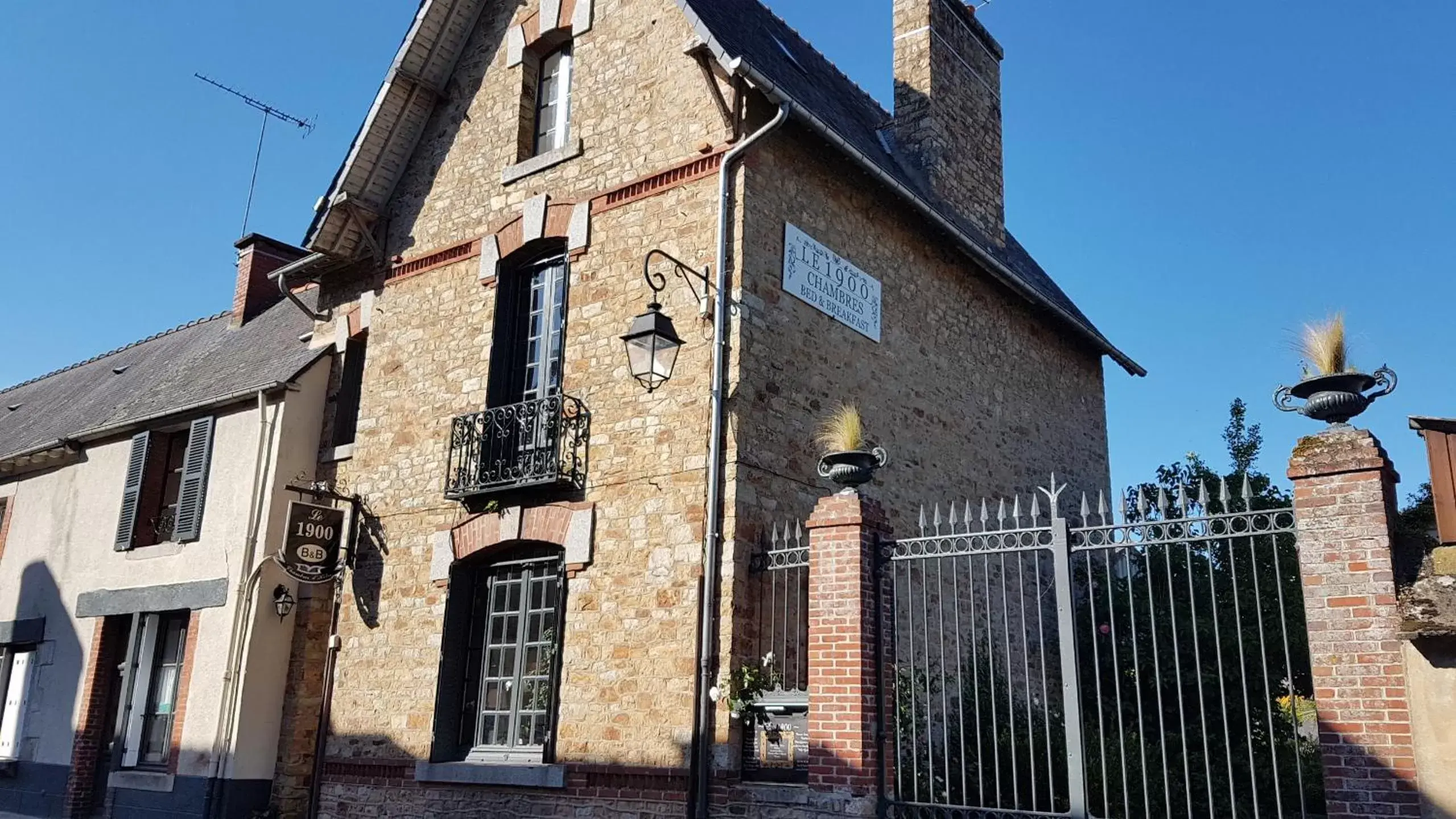 Property Building in Chambres d'Hotes Le 1900