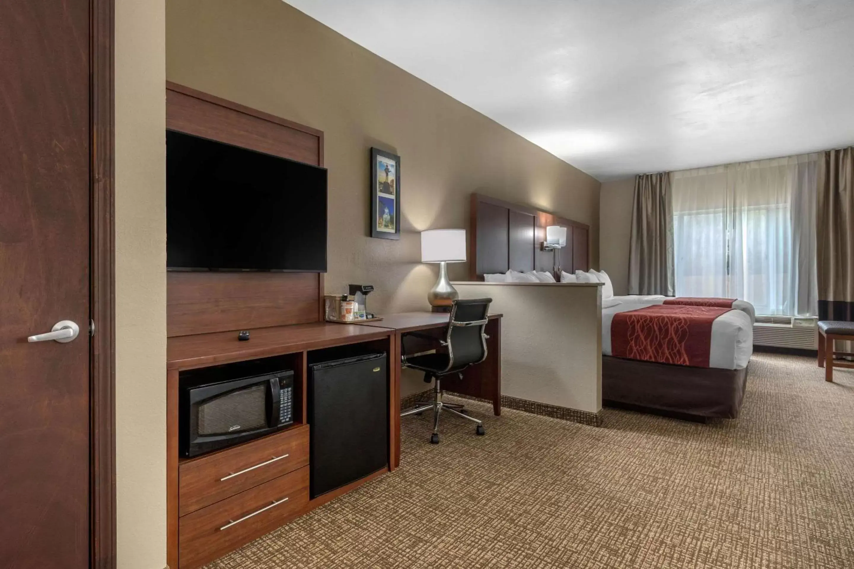 Photo of the whole room, TV/Entertainment Center in Comfort Inn & Suites Montgomery East Carmichael Rd