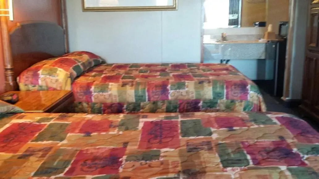 Bed in Carefree Inn Flatonia