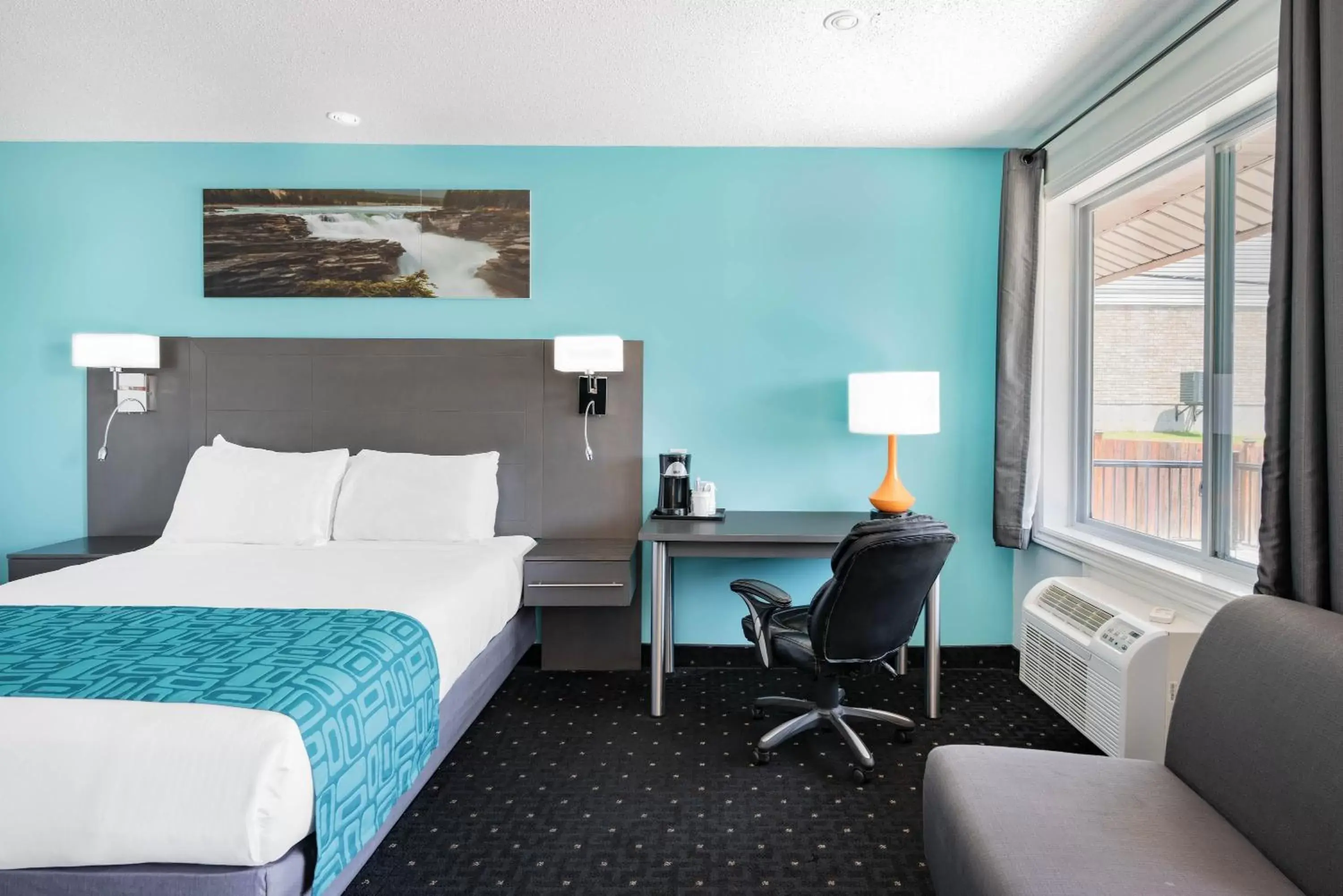 Photo of the whole room, Bed in Howard Johnson by Wyndham Gananoque