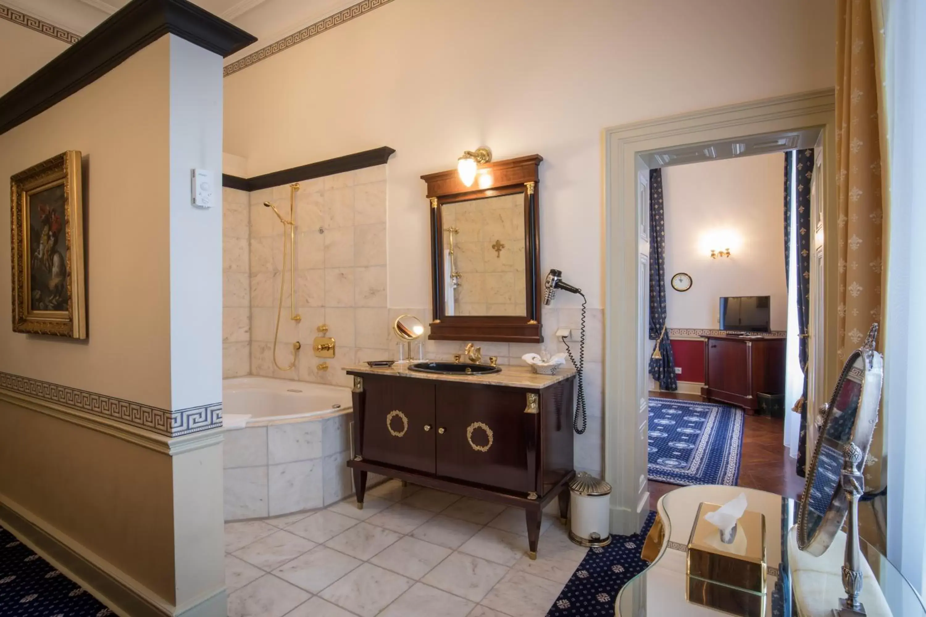 Hot Tub, Bathroom in Hotel Belle Epoque