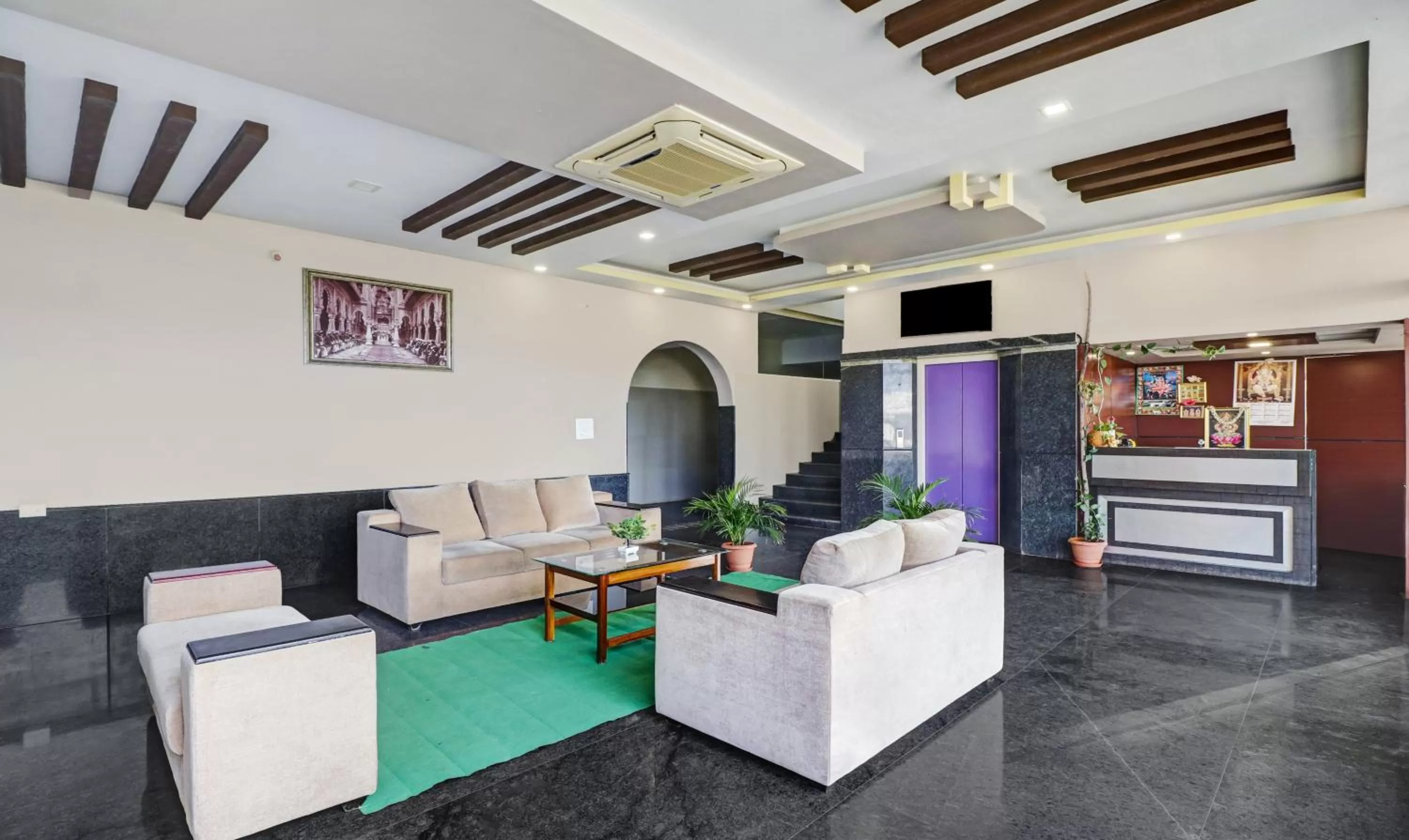 Lobby or reception in GRAND JP INN Near 2 km from Gundlupet bus stand