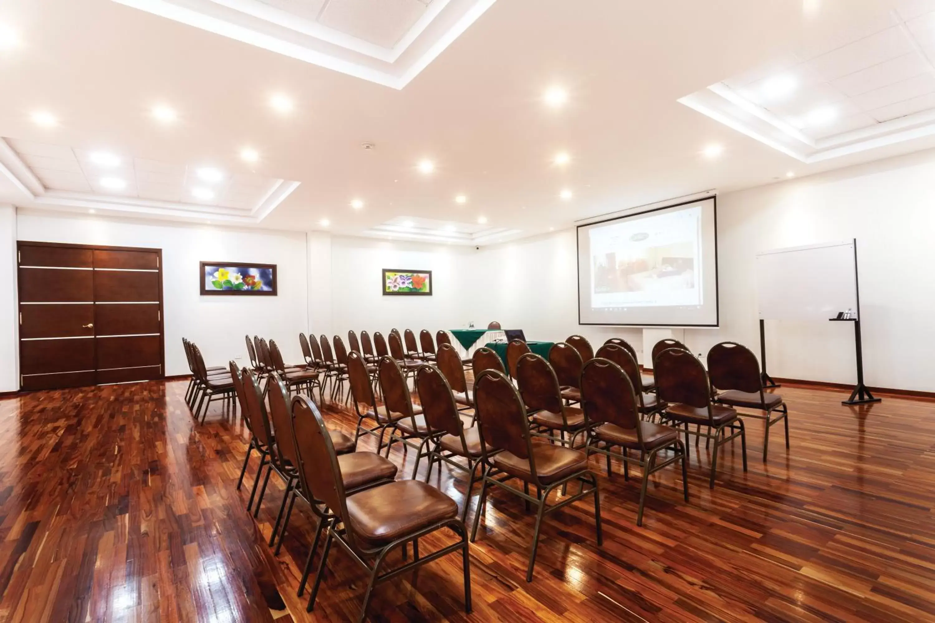 Lounge or bar in Hotel Cuellars Lounge or bar in Hotel Cuellars